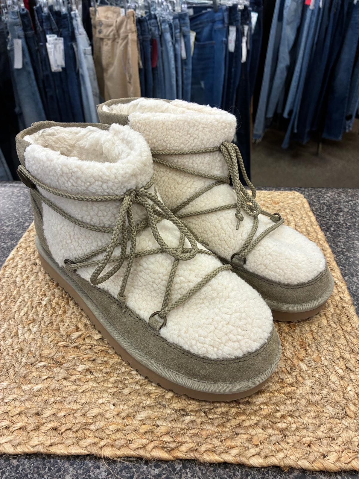 Pre-owned UGG Olive green Cream Size 9 Designer Bootie