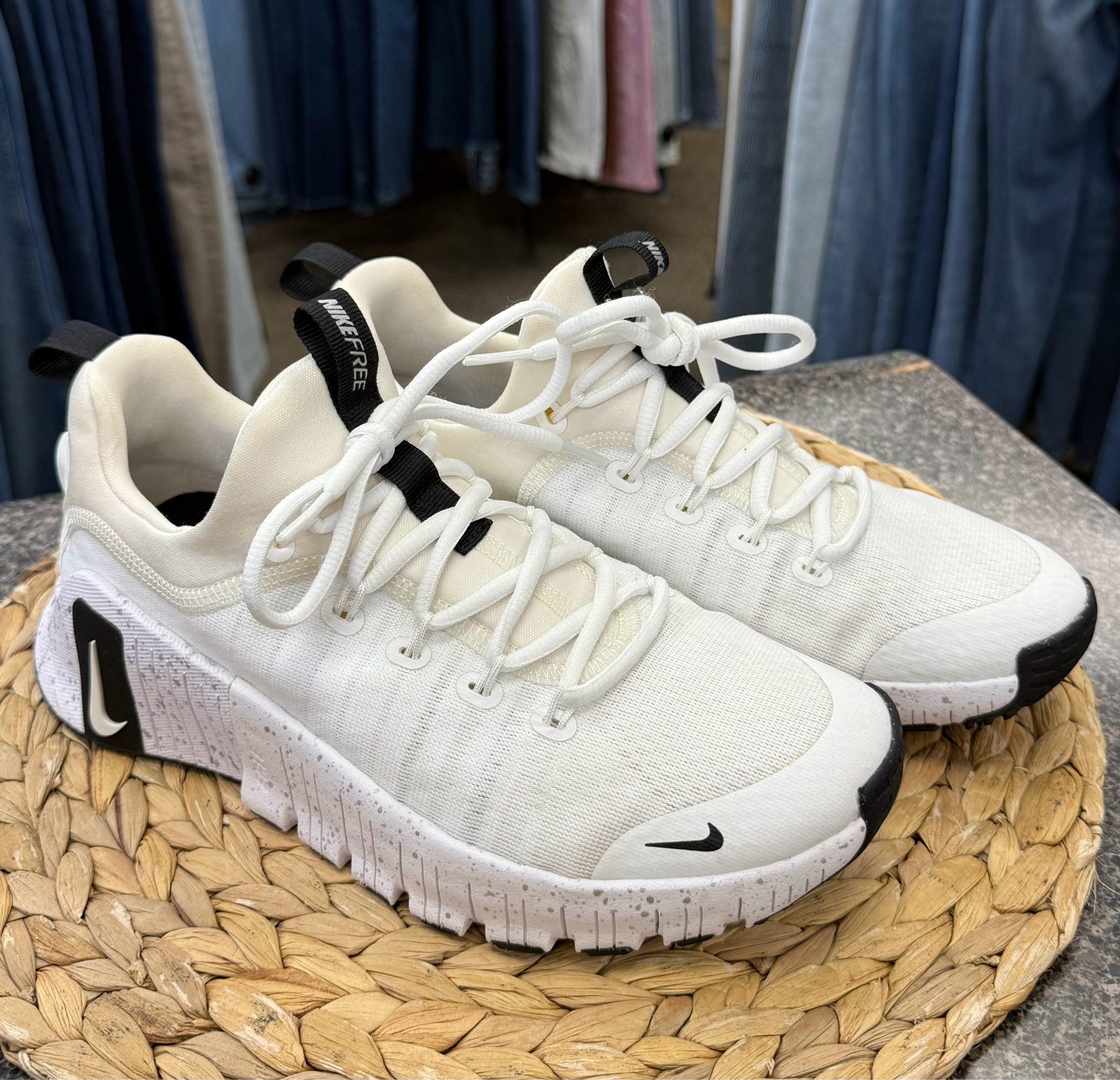 New Without Tag NIKE White Black Trim Size 8.5 Sneaker