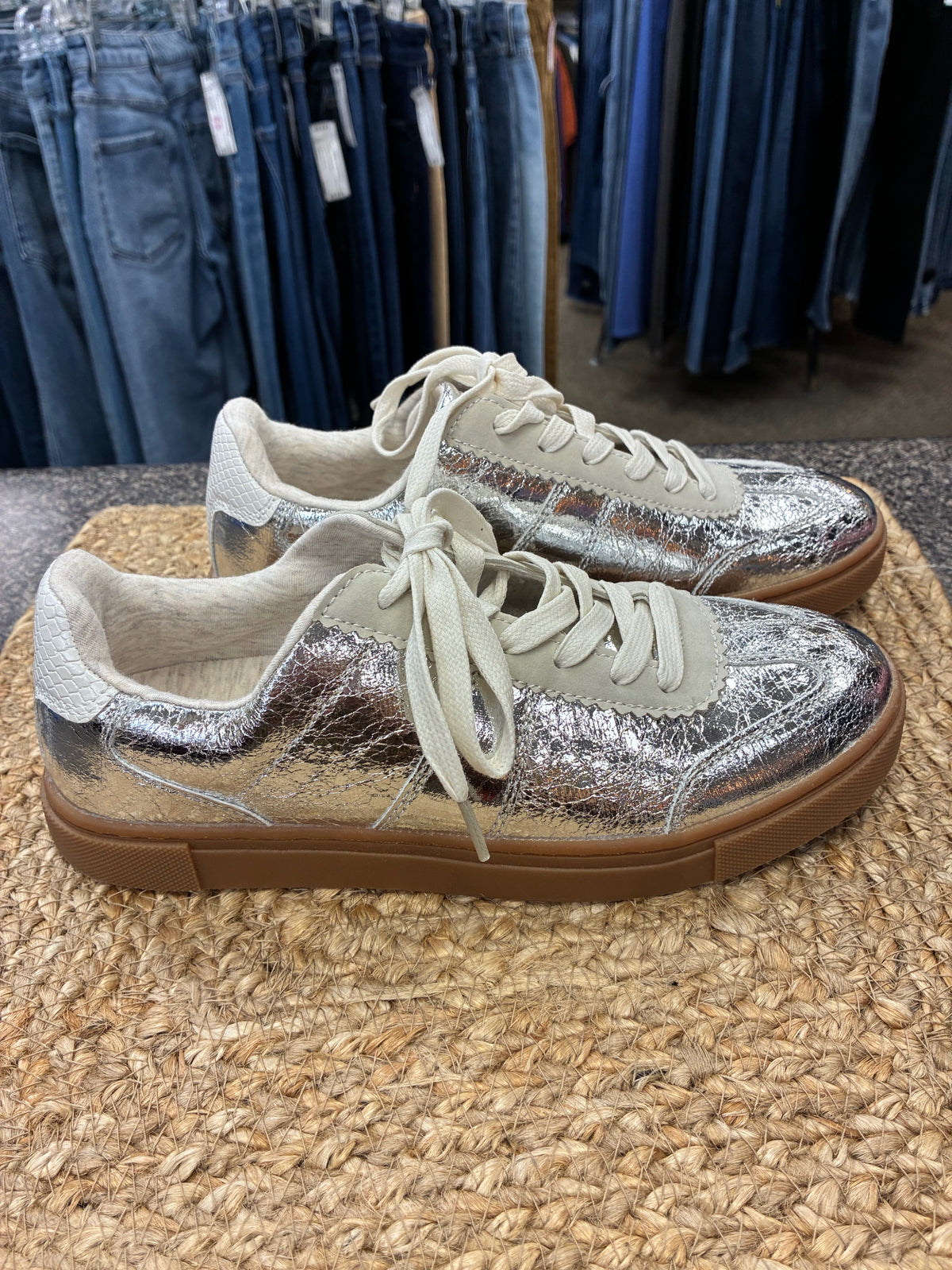 Pre-owned Cushionaire Silver White Trim Size 7.5 Sneaker
