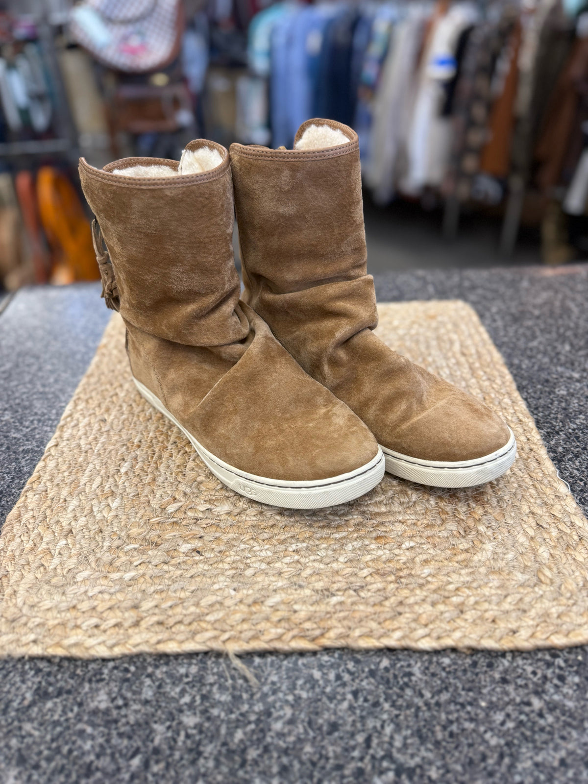 Pre-owned UGG Tan Size 7 Boot