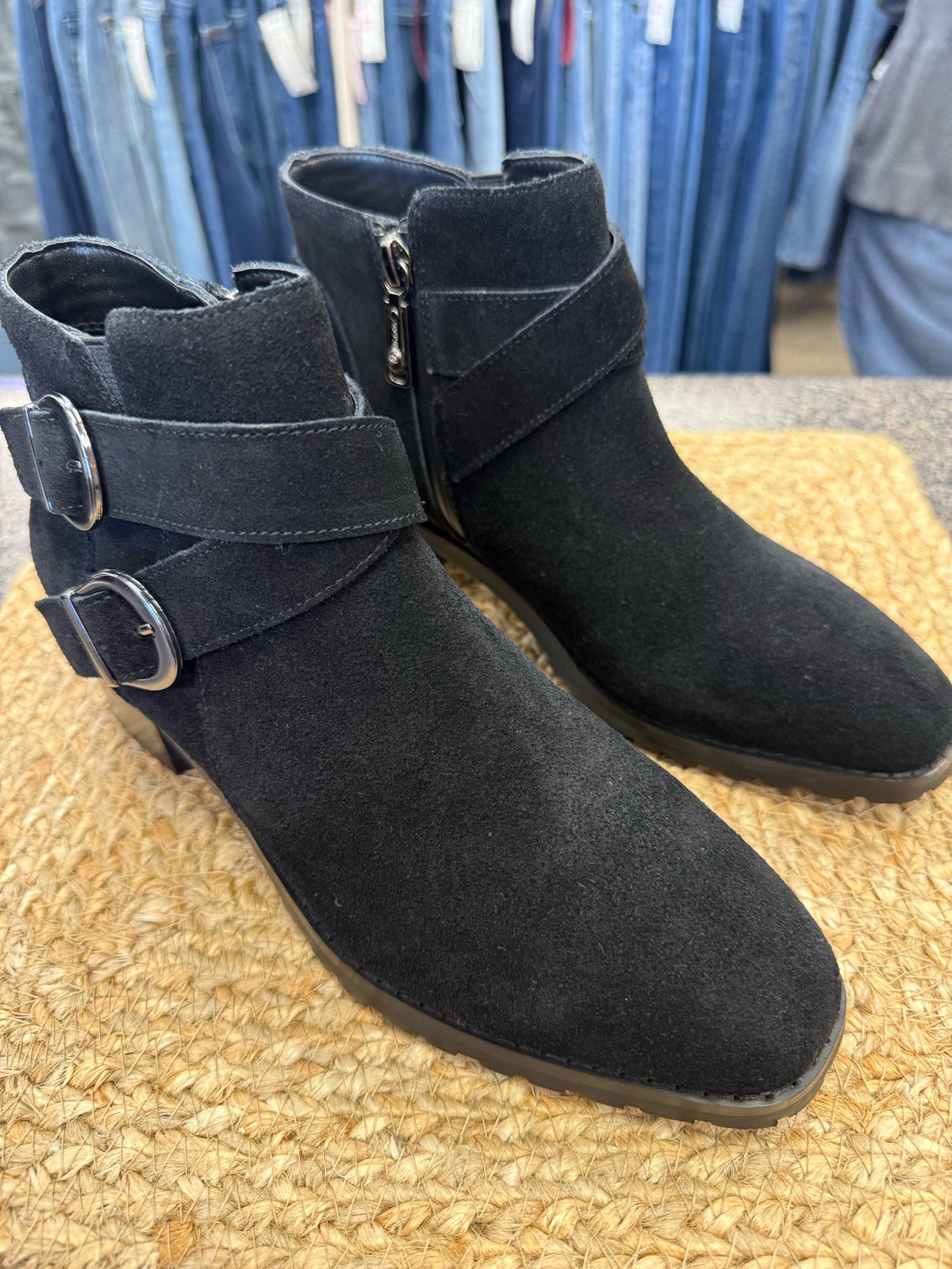 Pre-owned BLONDO WATERPROOF Black Silver Trim Size 7 Bootie