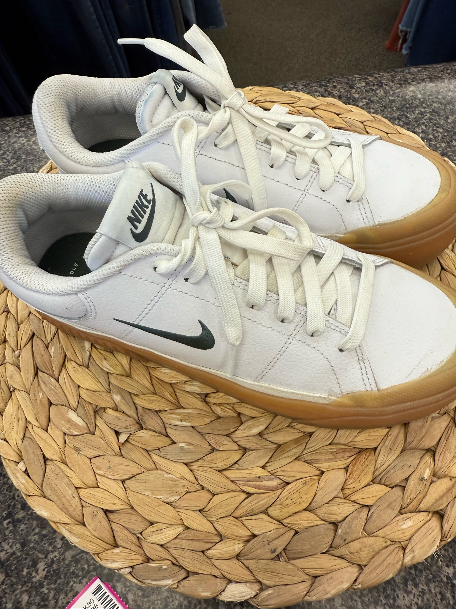 Pre-owned NIKE White Green Trim Size 8 Designer Sneaker