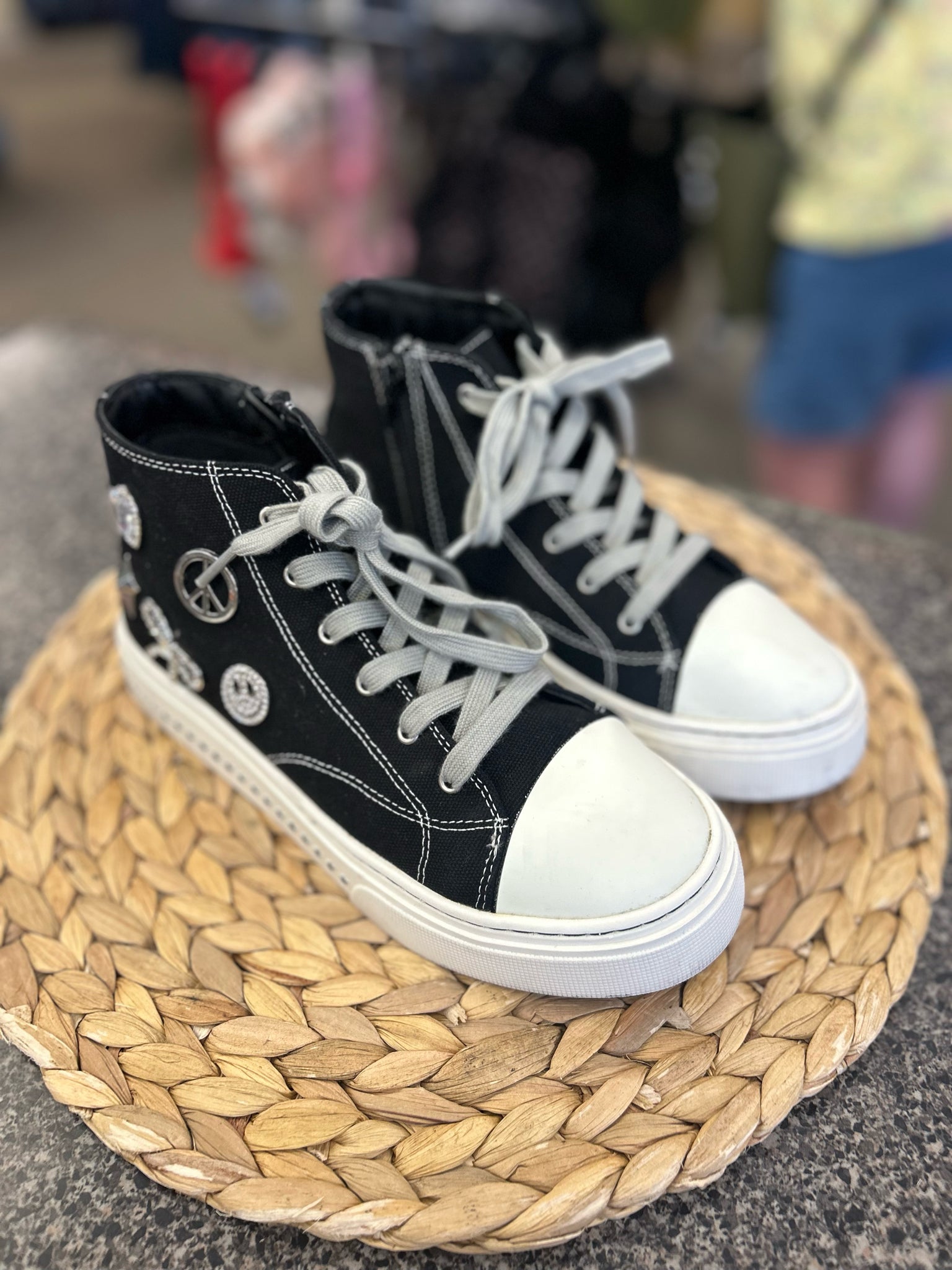 Pre-owned STEVE MADDEN Black White Trim Size 5 Sneaker