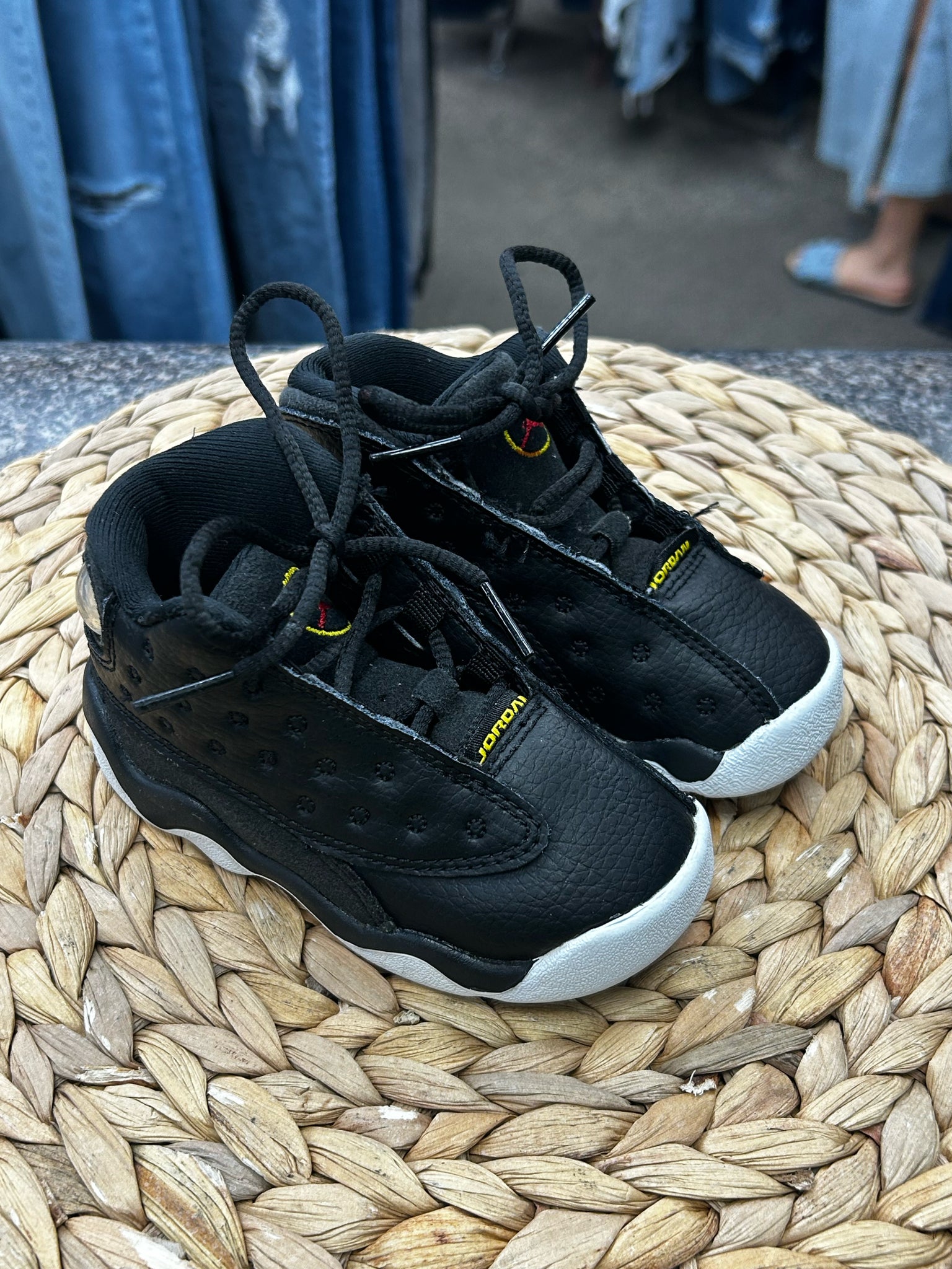 Pre-owned AIR JORDAN Black Yellow Trim C-SIZE 6 Boys Designer Sneaker