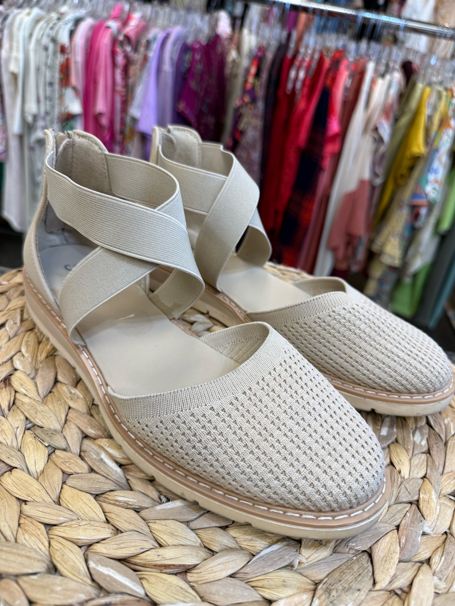 Pre-owned SEYCHELLES Cream Size 8.5 Sandal