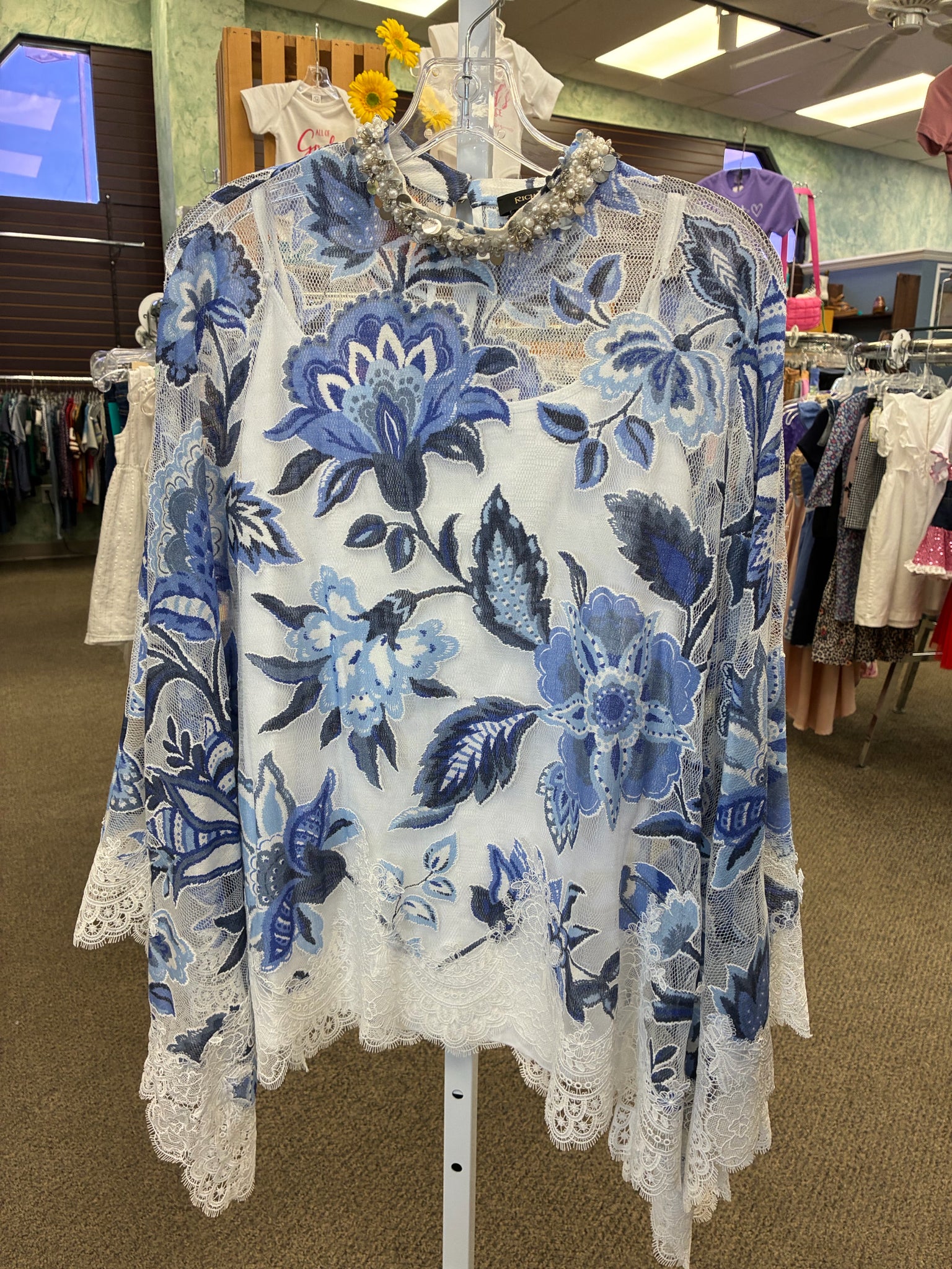 Pre-owned Rich Radi Q's White Blue Floral Size: L Designer Blouse