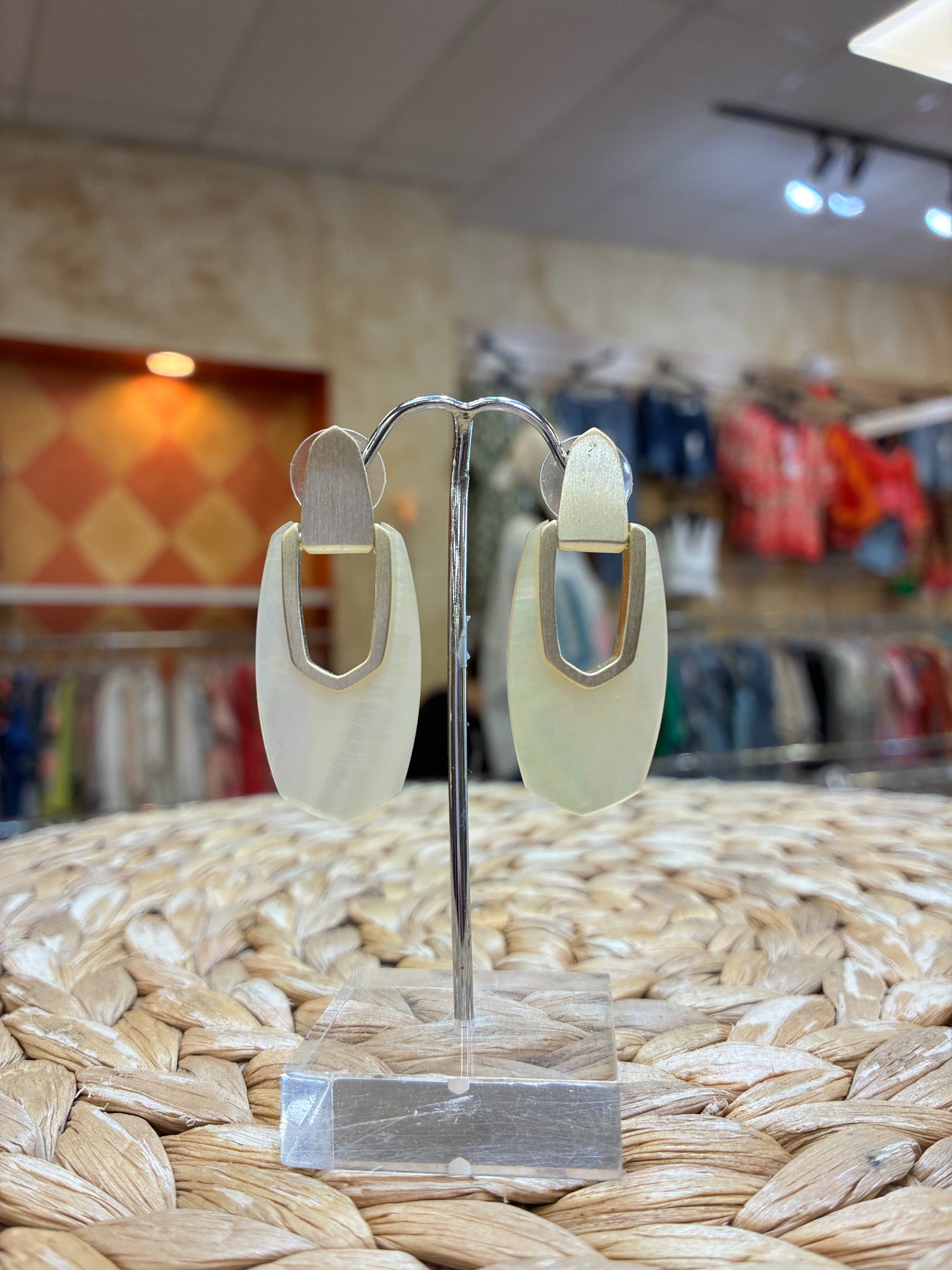 Pre-owned KENDRA SCOTT Ivory Designer Earring