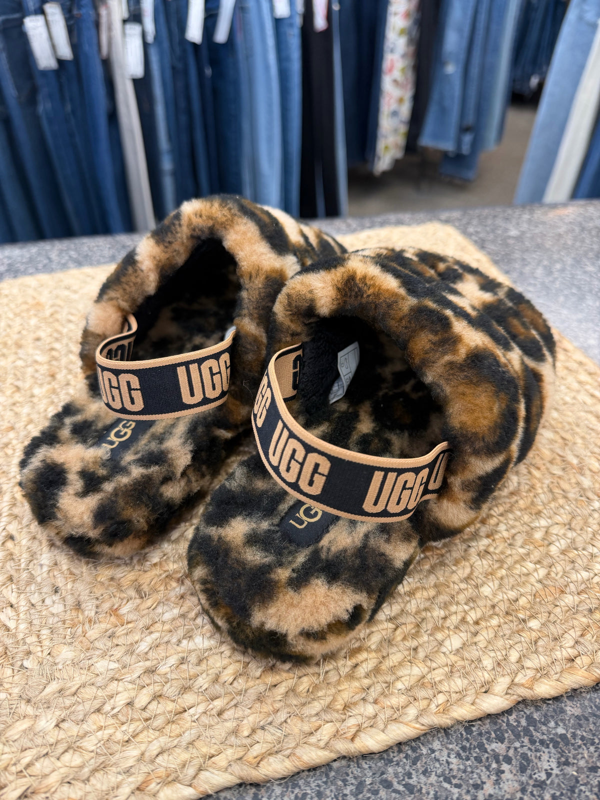Pre-owned UGG Leopard Black Animal Size 7 Slipper