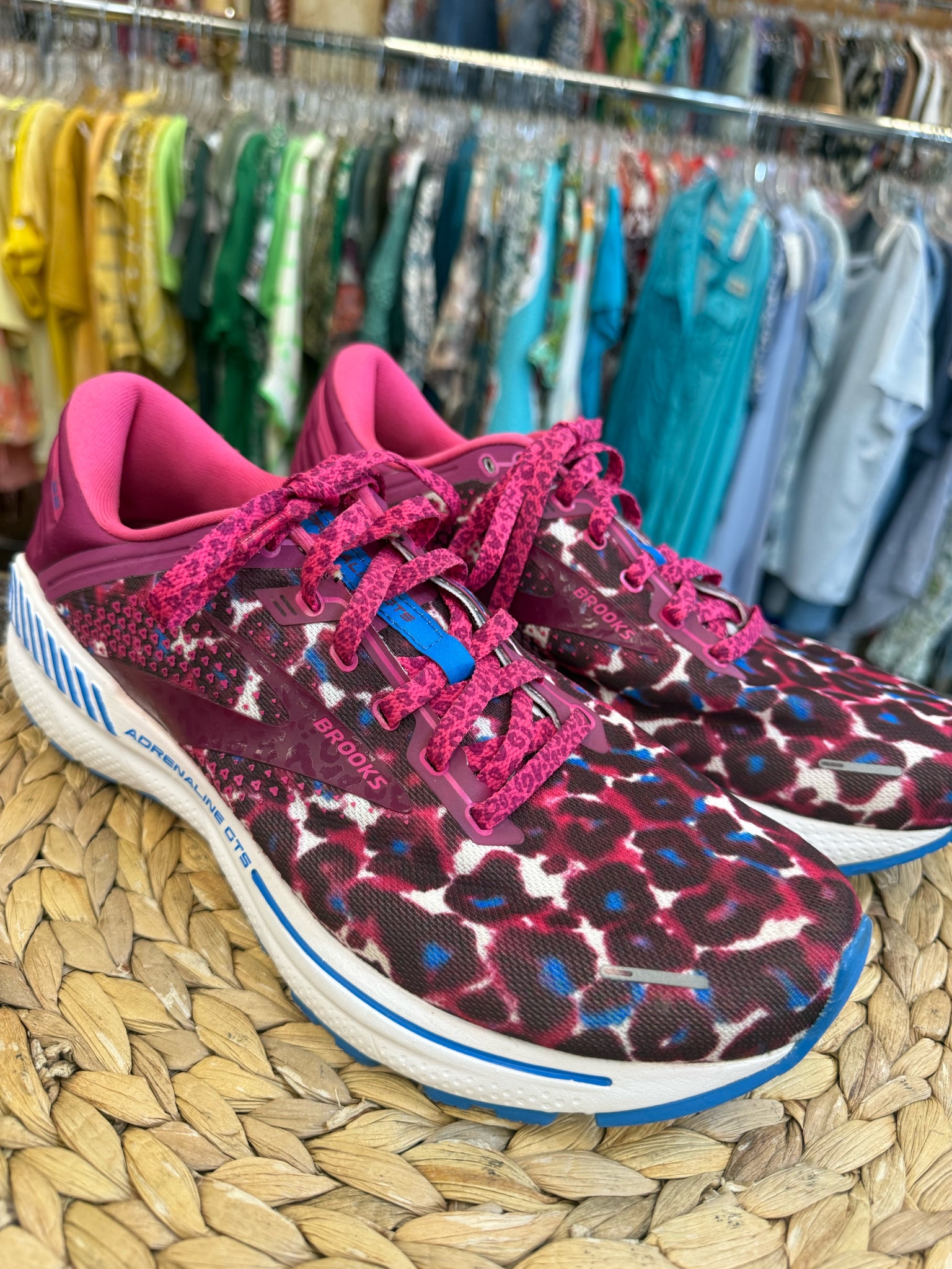 Pre-owned BROOKS Dark Pink Animal Blue Size 11 Designer Sneaker