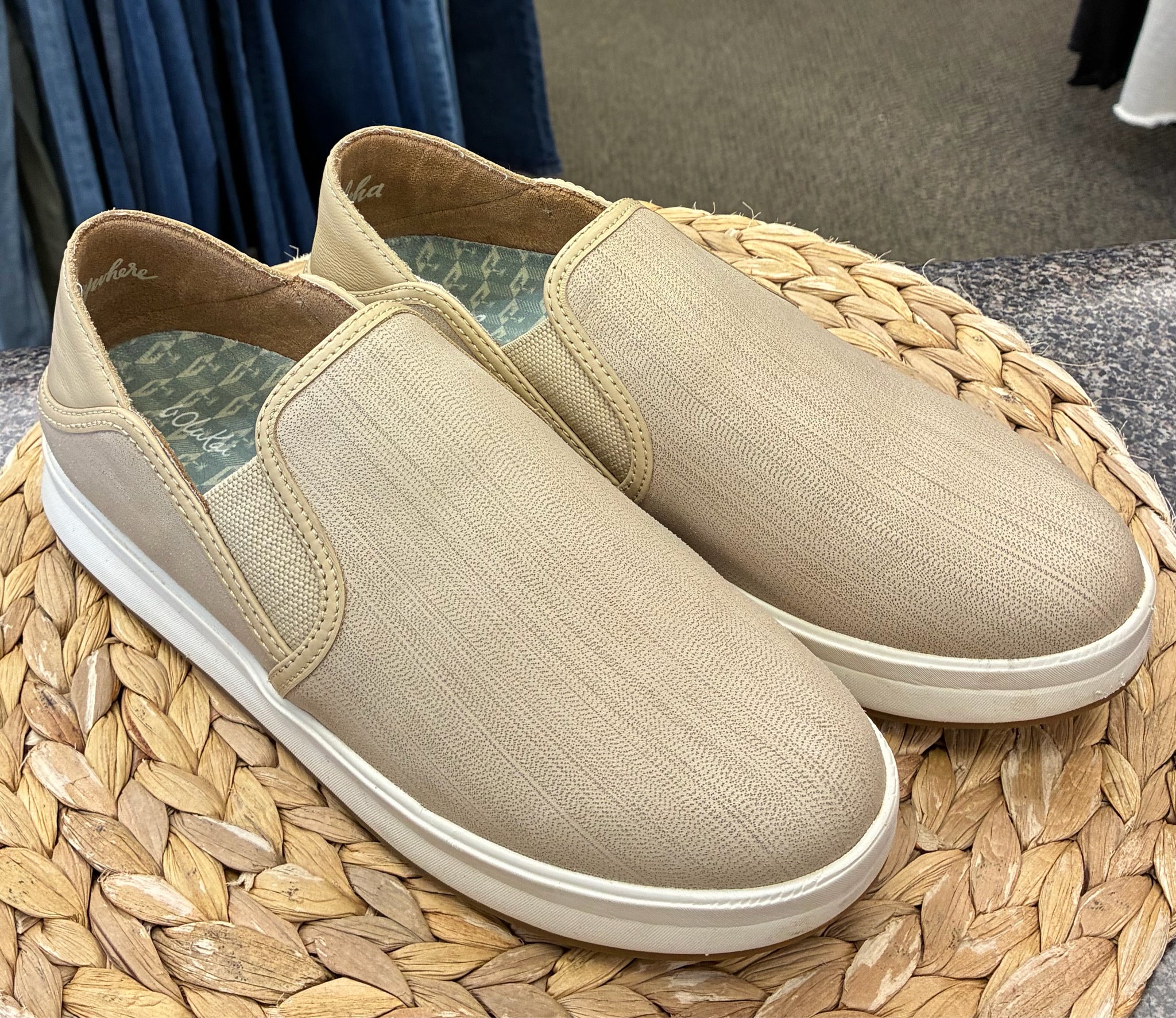 Pre-owned OLUKAI Beige Size 9.5 Shoe