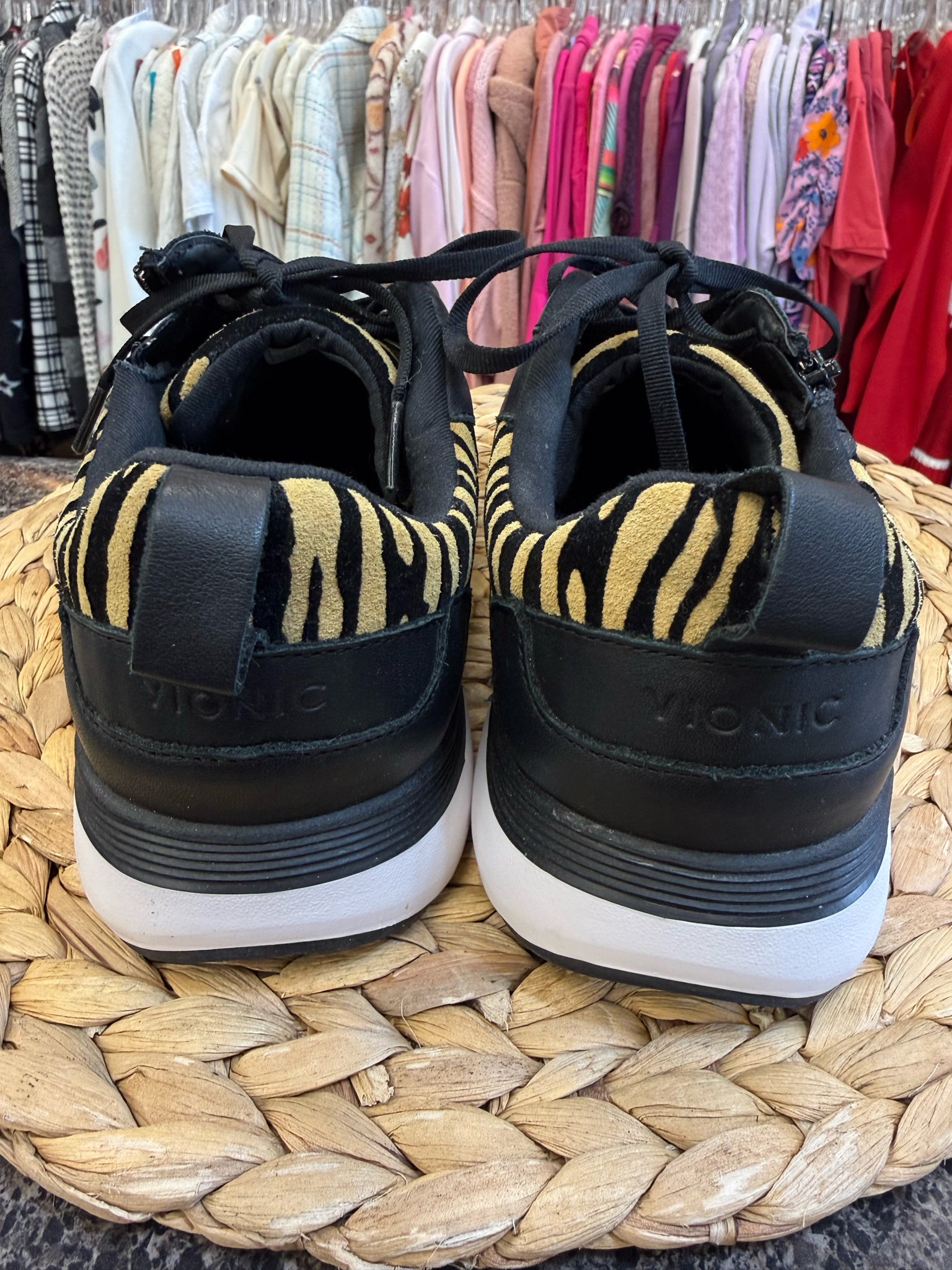 Pre-owned VIONIC Tan animal Black Trim Size 9 Sneaker