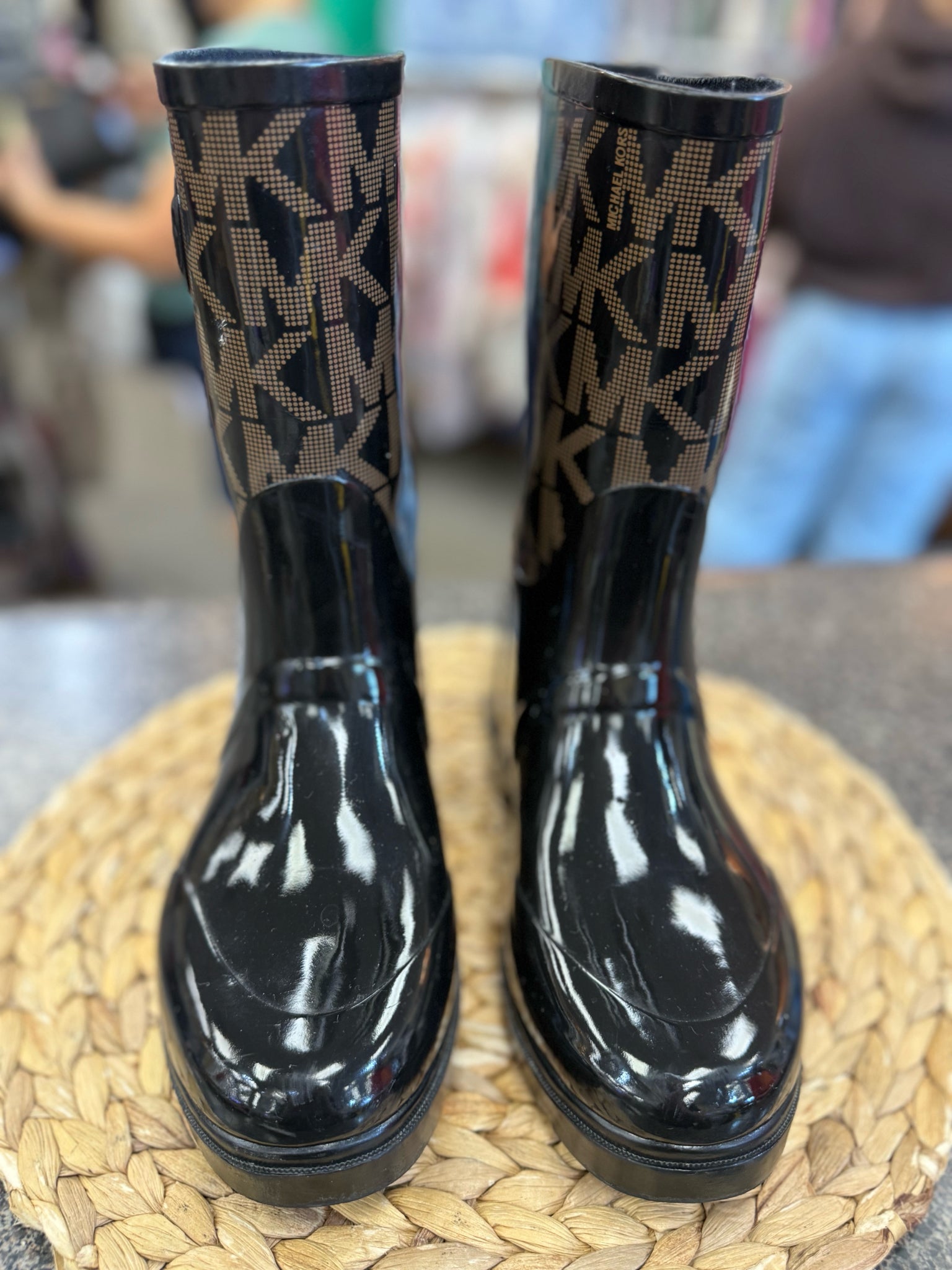 Pre-owned MICHAEL KORS Black patent Brown Signature Size 8 Rainboot