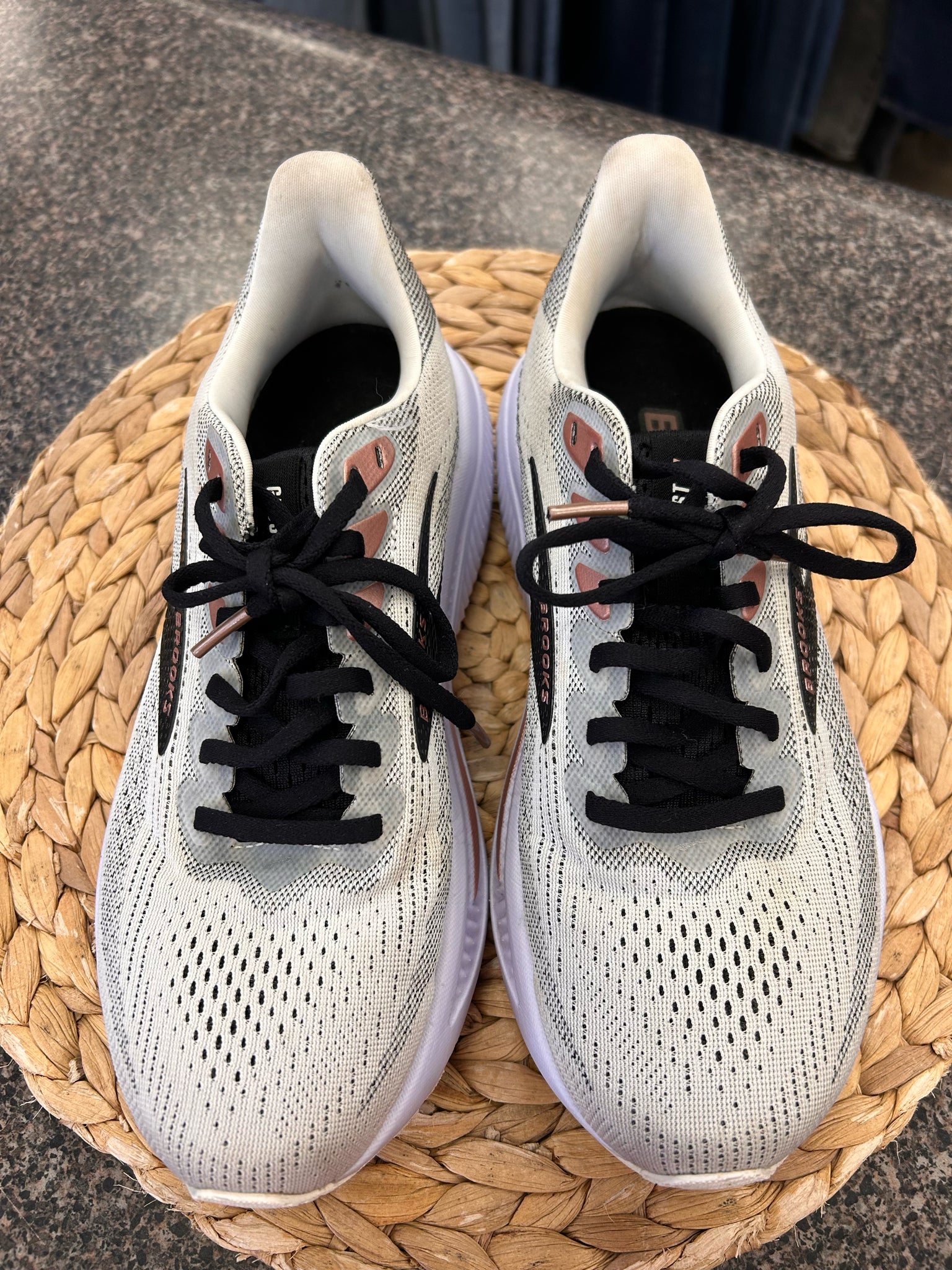 Pre-owned BROOKS Gray Rose Gold Size 8 Designer Sneaker