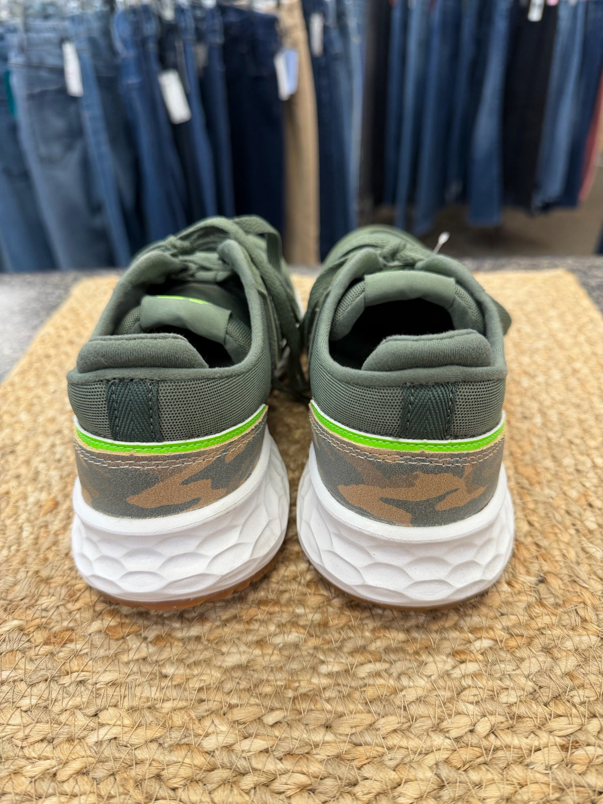 New with Tag NEW BALANCE Olive green Camo Trim Size 8 Sneaker