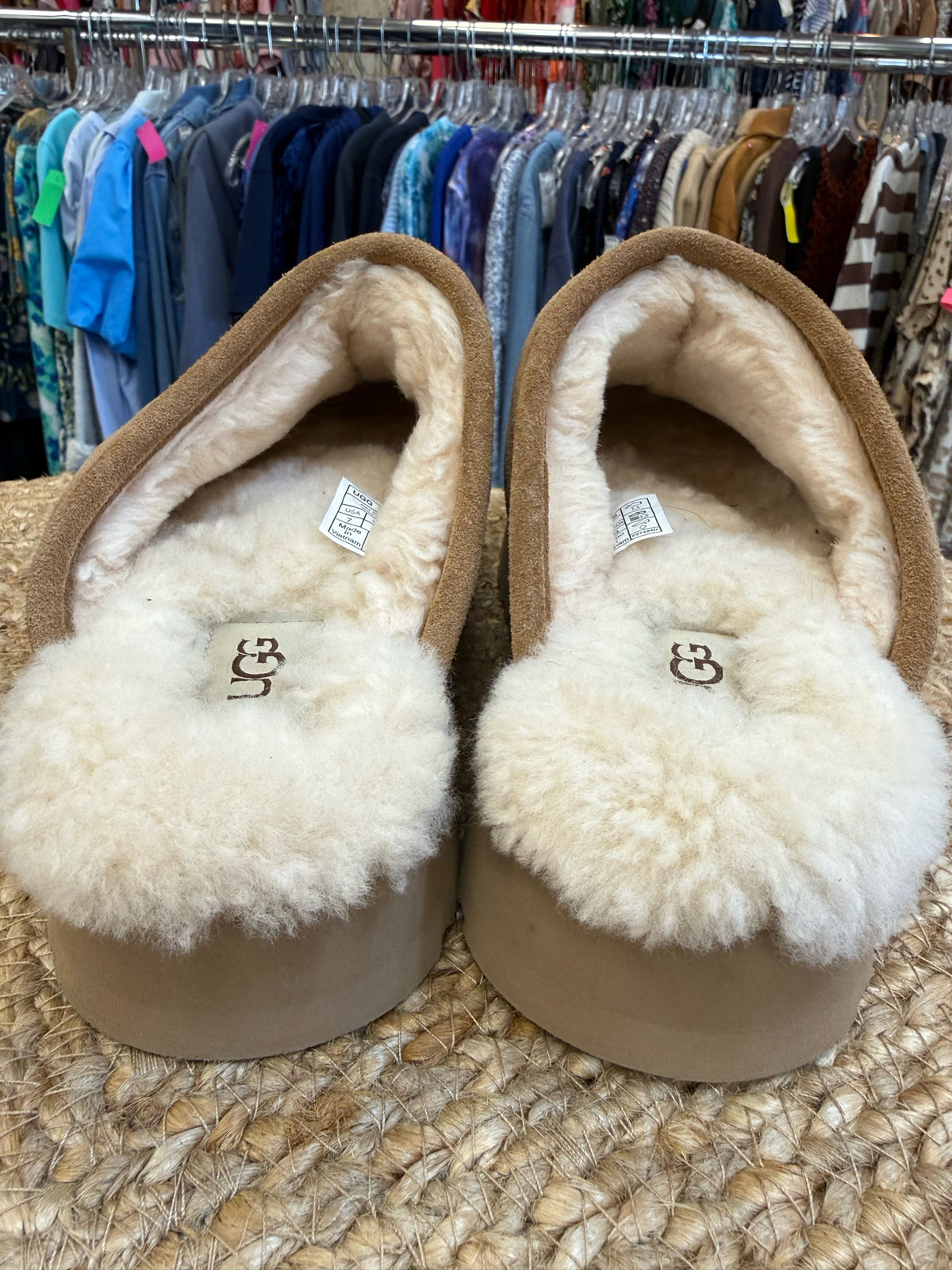 Pre-owned UGG Tan Size 7 Designer Shoe