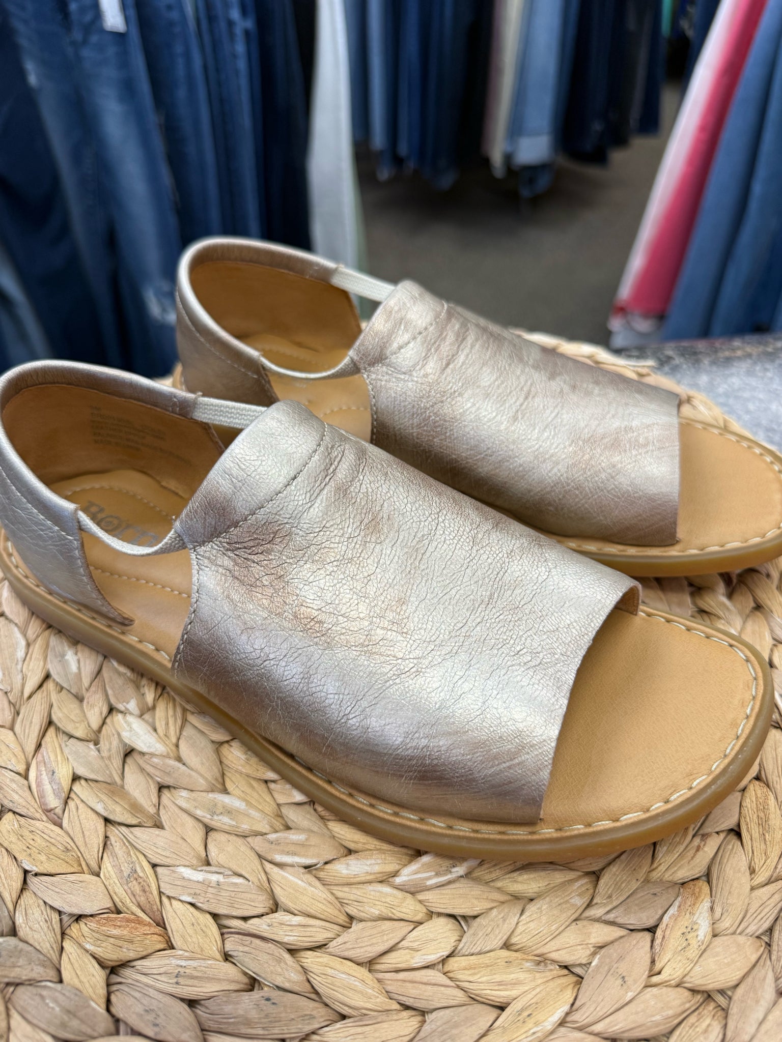 Pre-owned BORN Light Gold Size 9 Designer Sandal