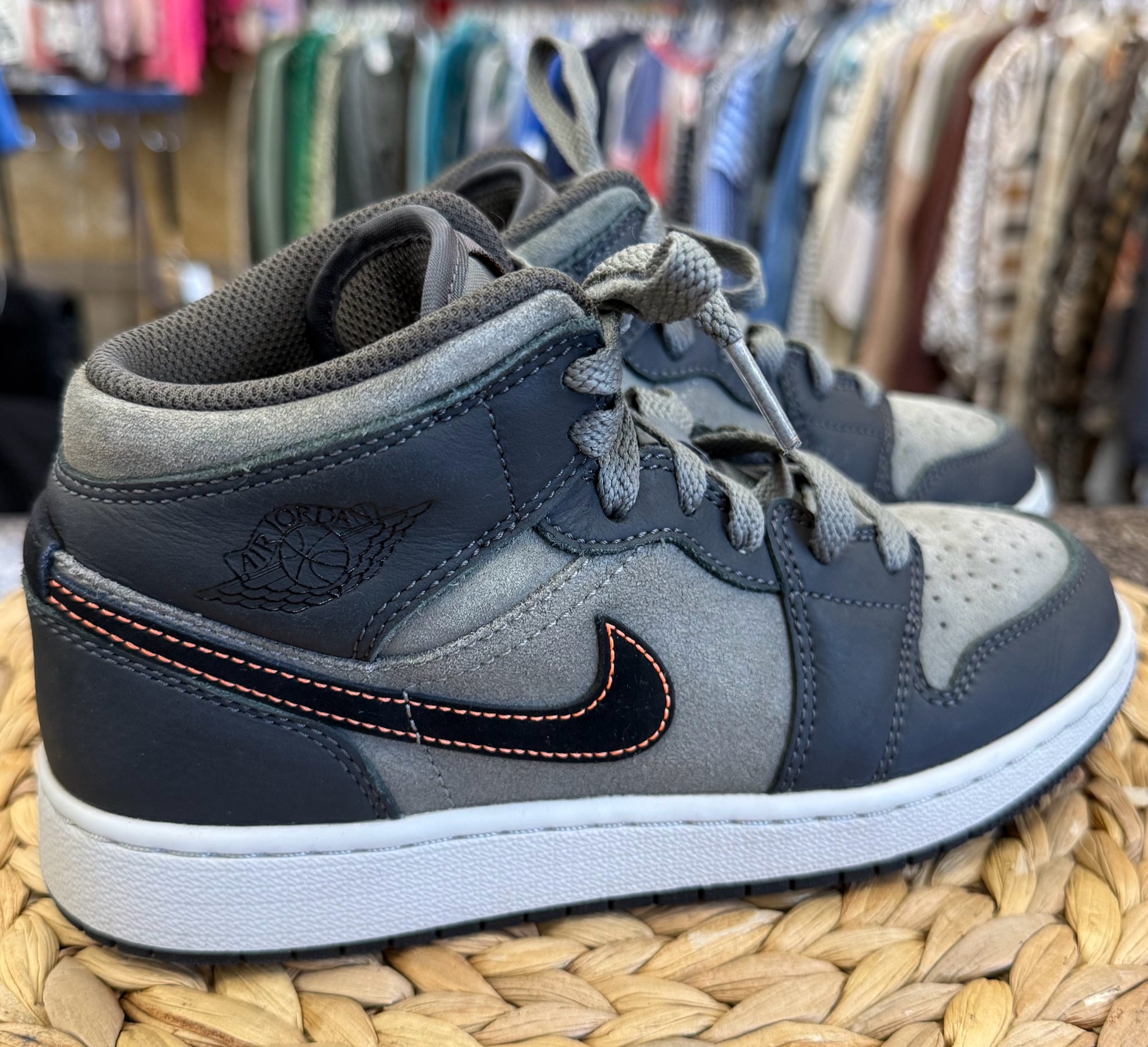 Pre-owned AIR JORDAN Dark gray Orange Trim C-SIZE 4 Boys Designer Sneaker