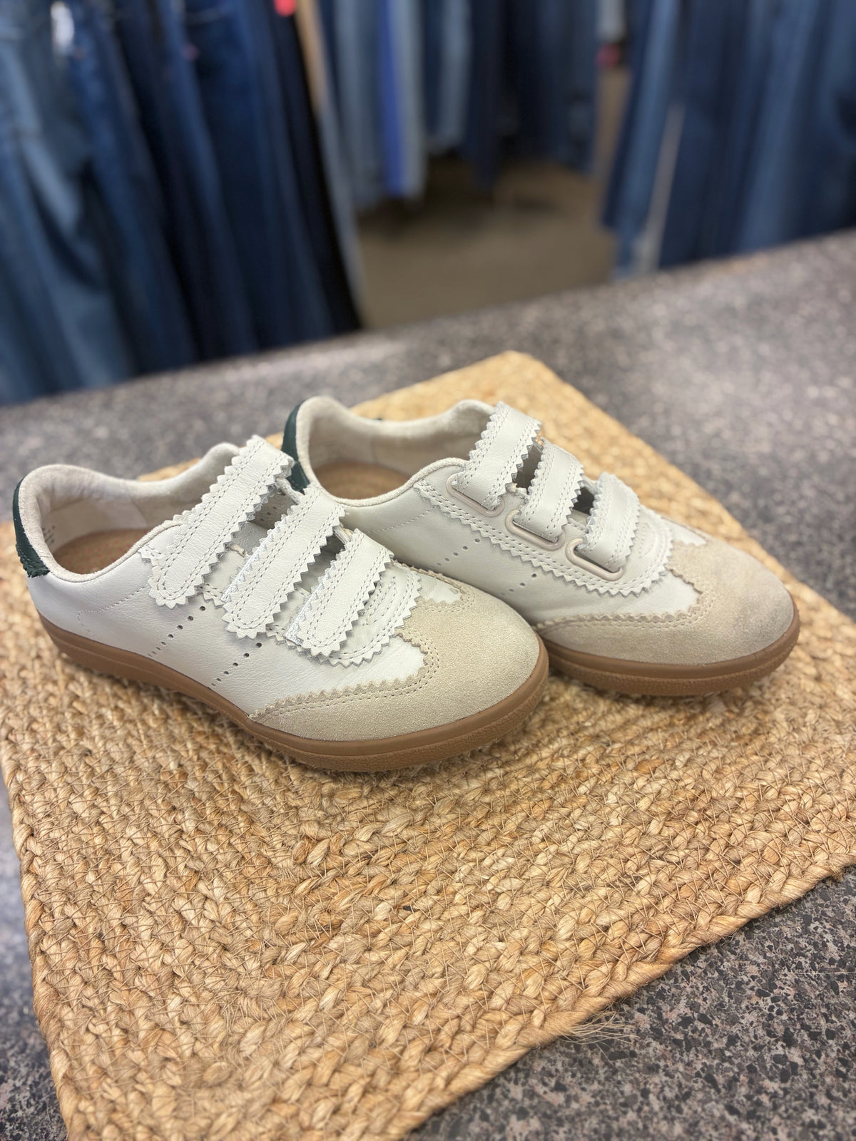 Pre-owned aetrex Tan Green Trim Size 6 Sneaker