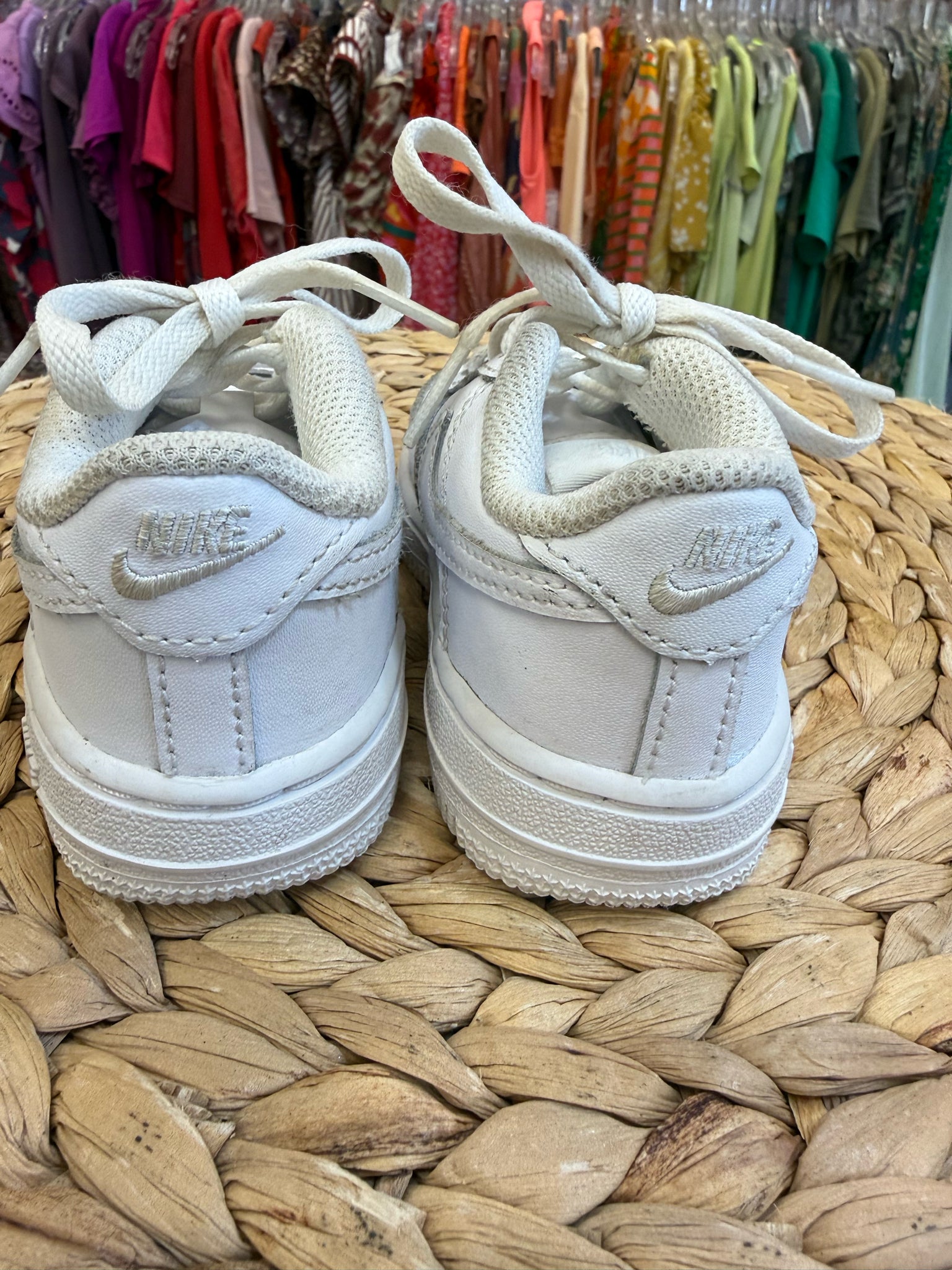 Pre-owned NIKE White Shoe Size 6 Girls Sneaker