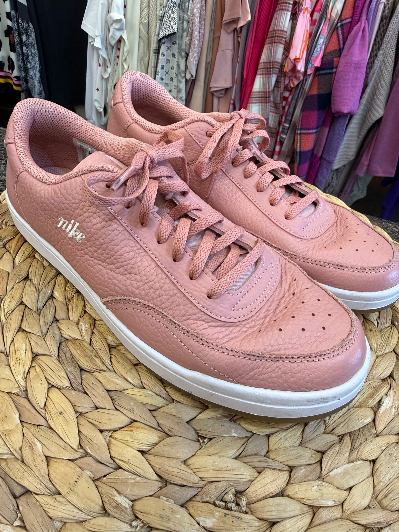 Pre-owned NIKE Dusty pink Size 9.5 Sneaker