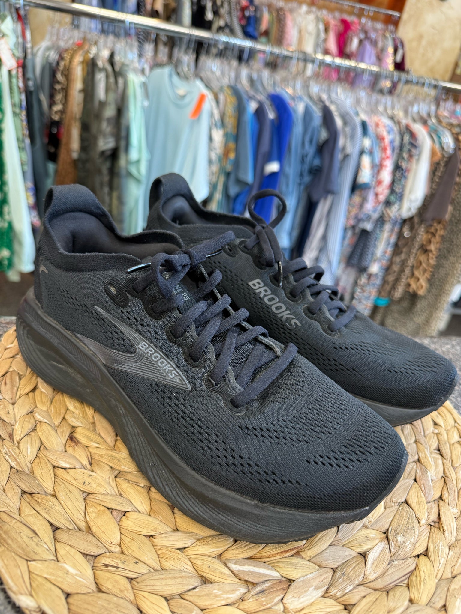 Pre-owned BROOKS Black Size 8.5 Designer Sneaker