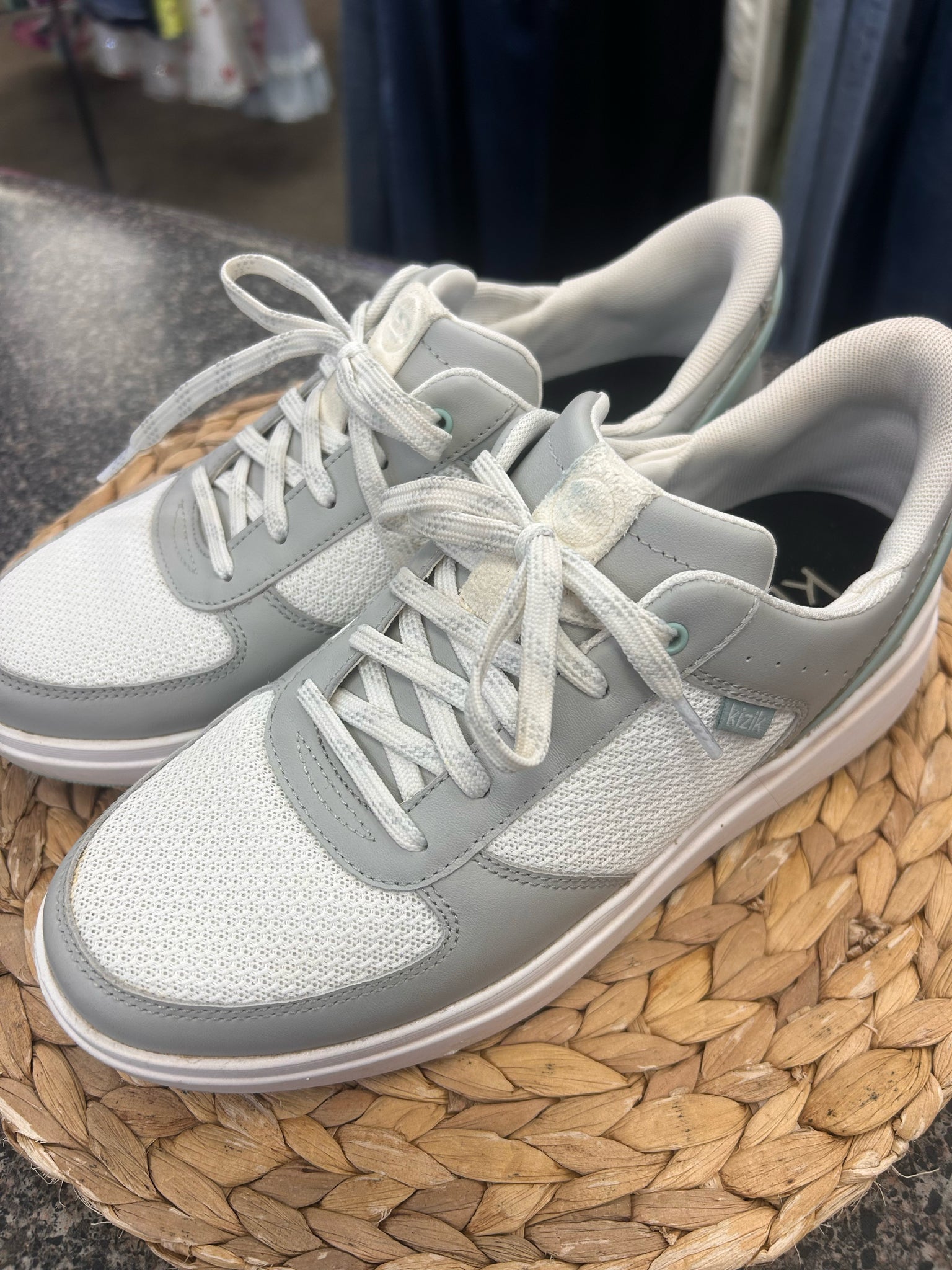 Pre-owned Kizik White Gray Trim Size 9 Designer Sneaker