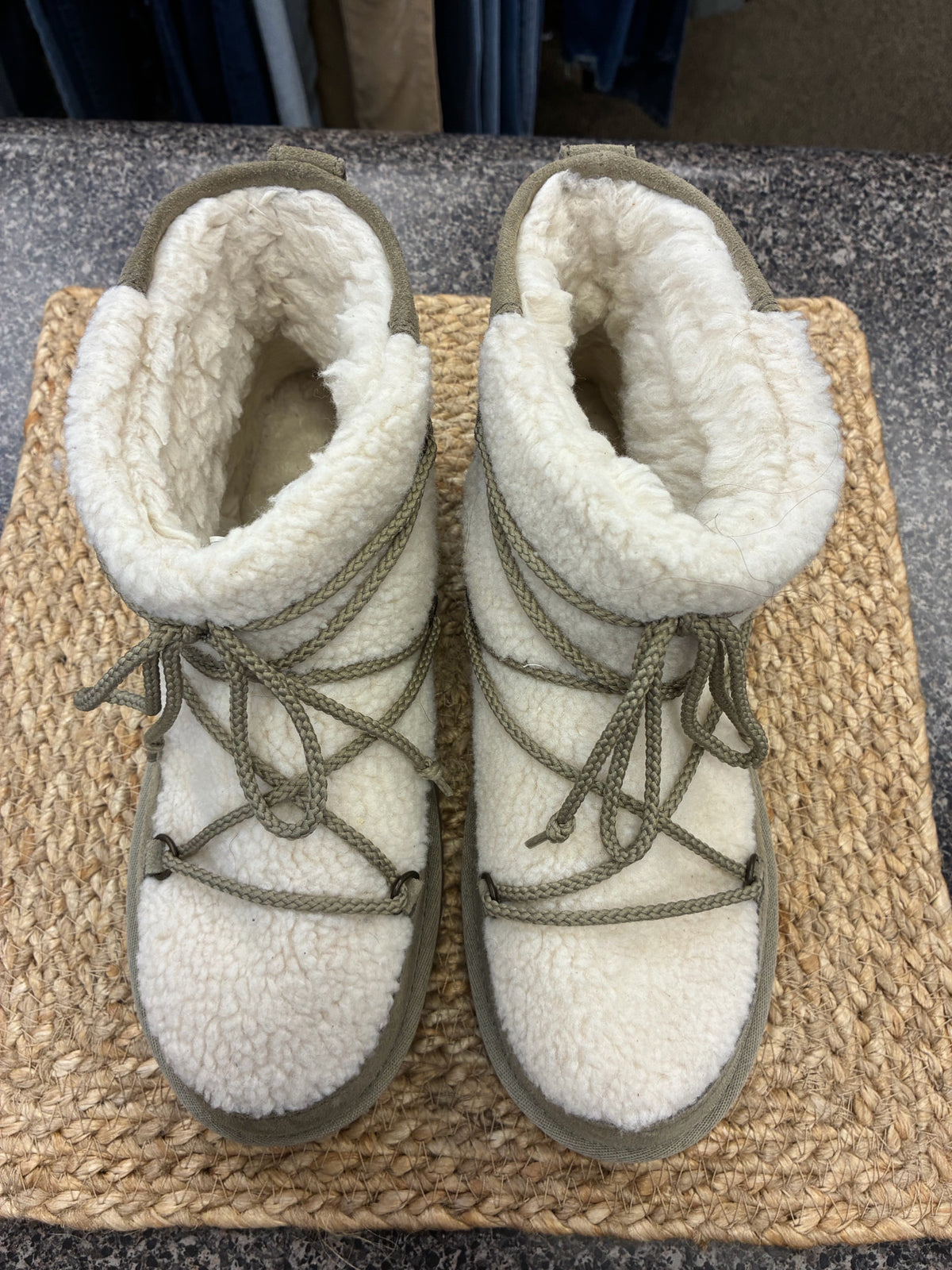 Pre-owned UGG Olive green Cream Size 9 Designer Bootie