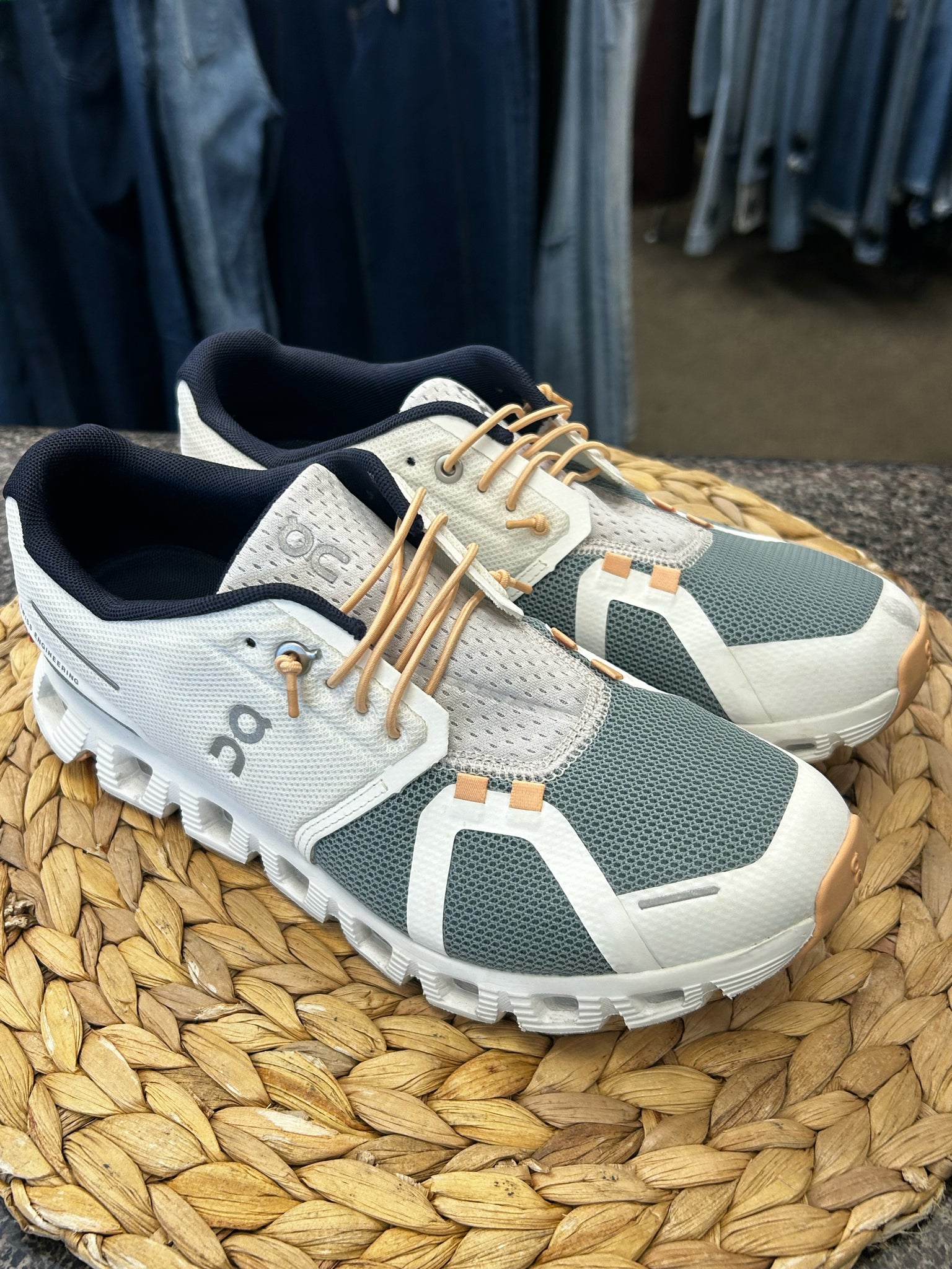 Pre-owned On Cloud White Teal Size 8 Designer Sneaker