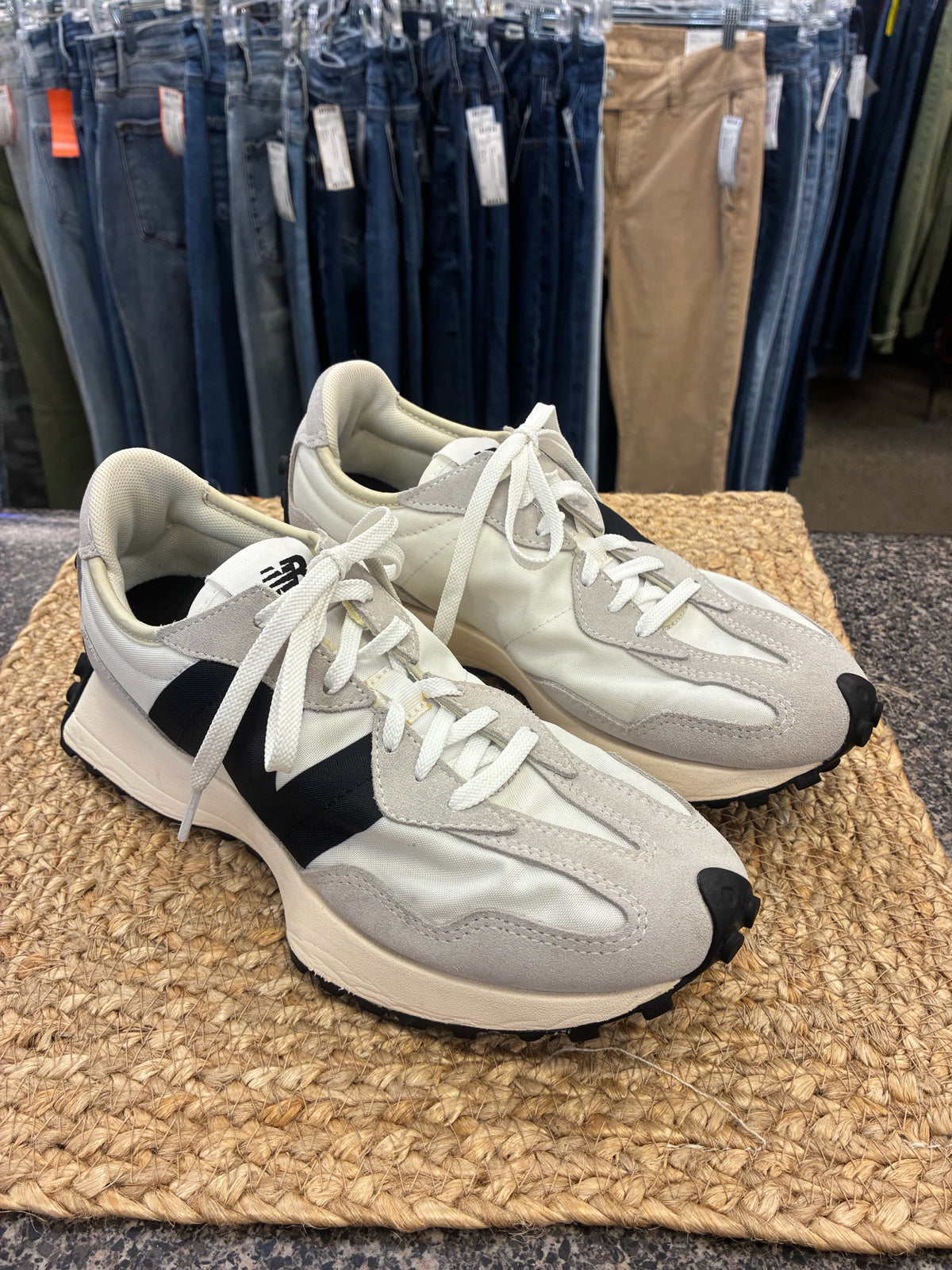Pre-owned NEW BALANCE White Black Trim Size 7.5 Designer Sneaker