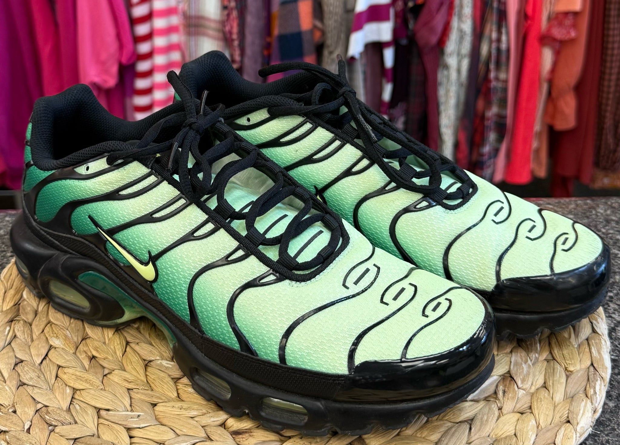 Pre-owned NIKE Black Green SHOE SIZE 11 MENS Designer Sneaker