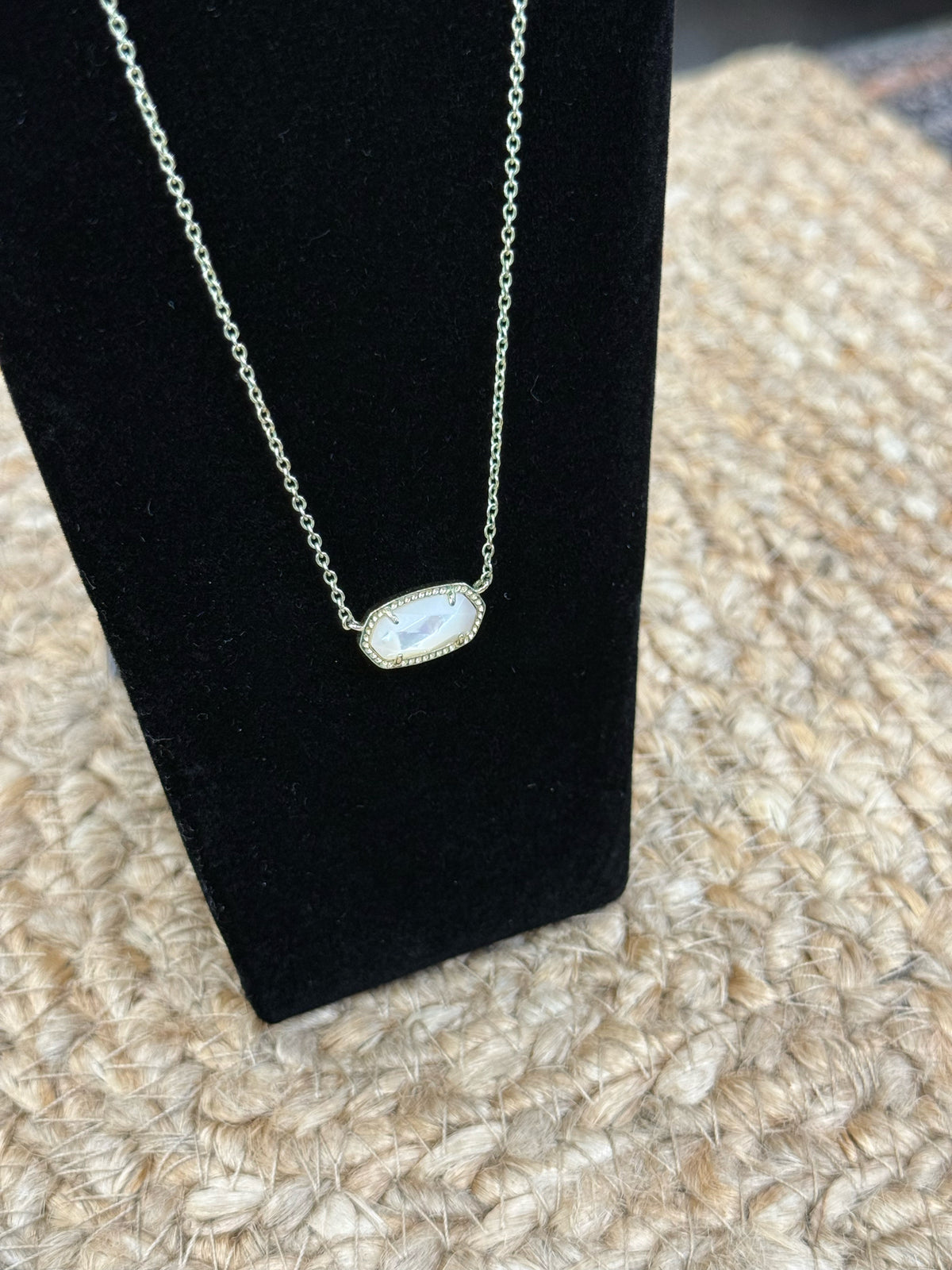 Pre-owned KENDRA SCOTT White Gold Designer Necklace