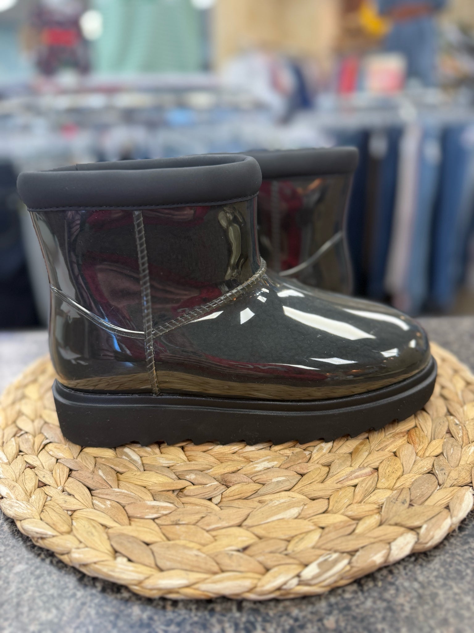 Pre-owned UGG Black clear Size 7 Bootie