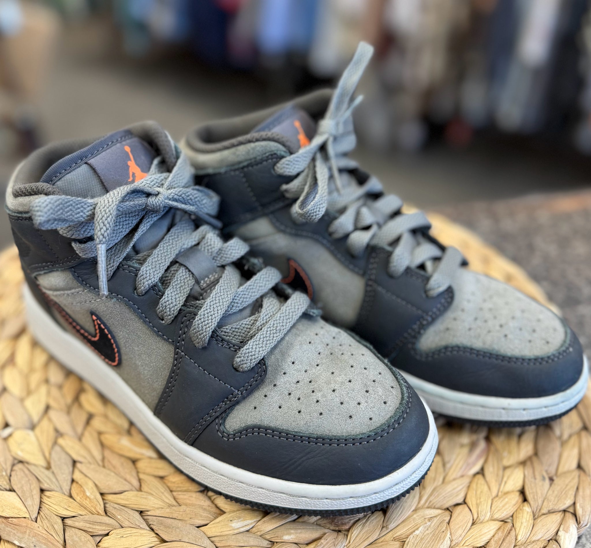Pre-owned AIR JORDAN Dark gray Orange Trim C-SIZE 4 Boys Designer Sneaker