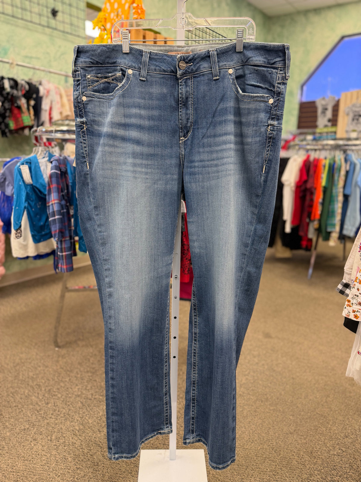 New with Tag ARIAT Light Denim Size: 24 Jean