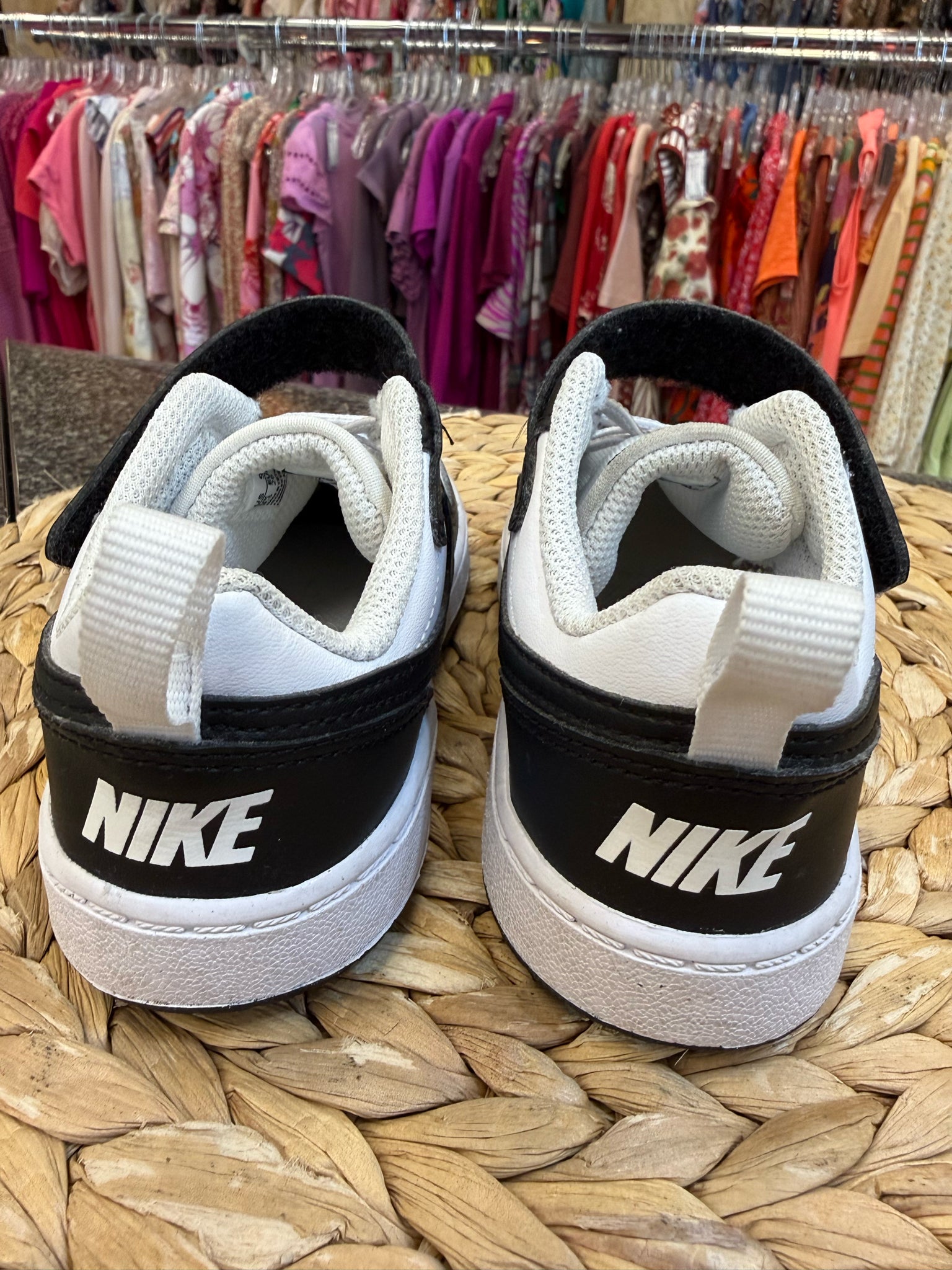 Pre-owned NIKE White Black Trim C-SIZE 9 Boys Sneaker