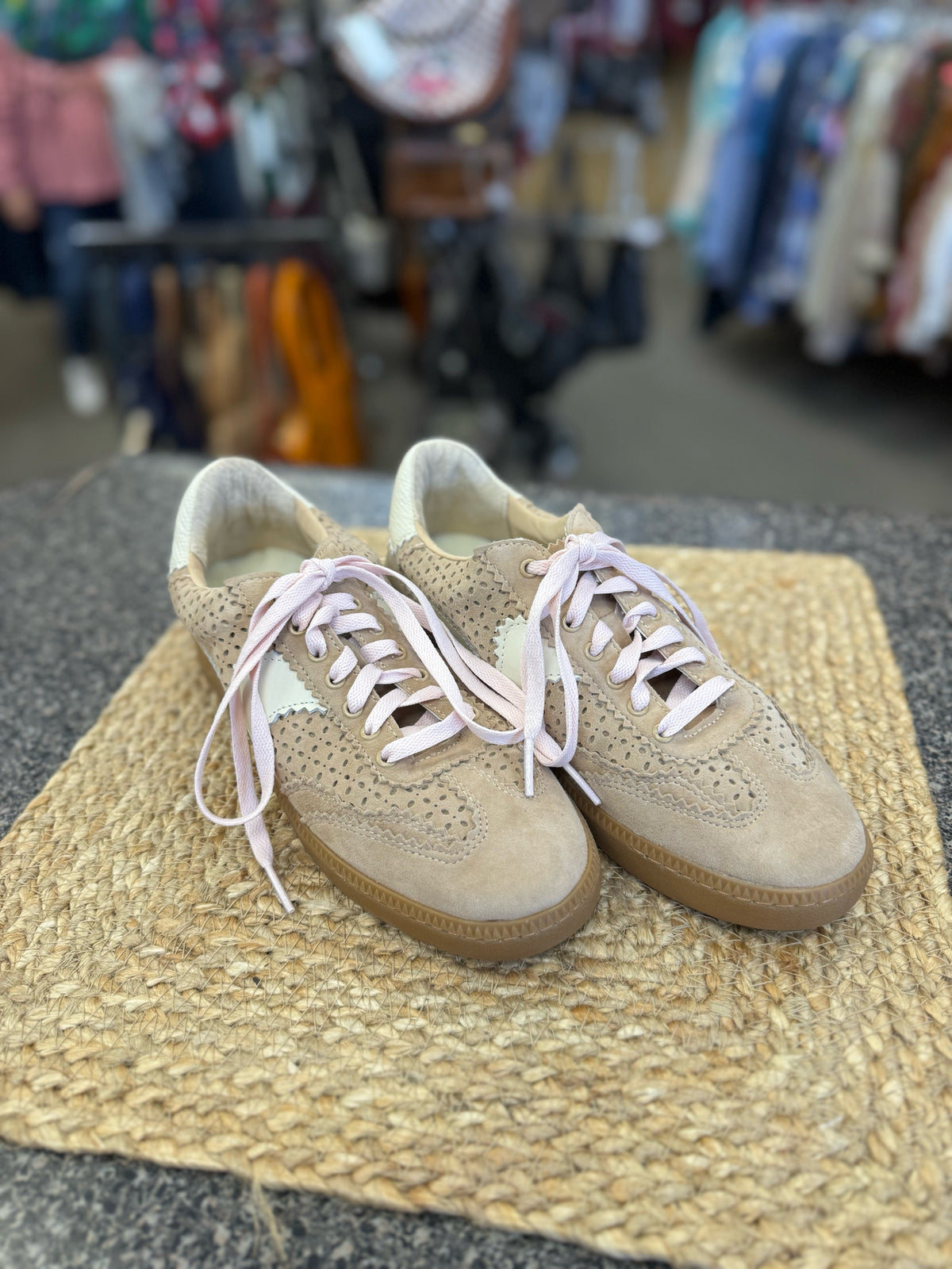 Pre-owned DOLCE VITA Tan Cream Size 8 Sneaker