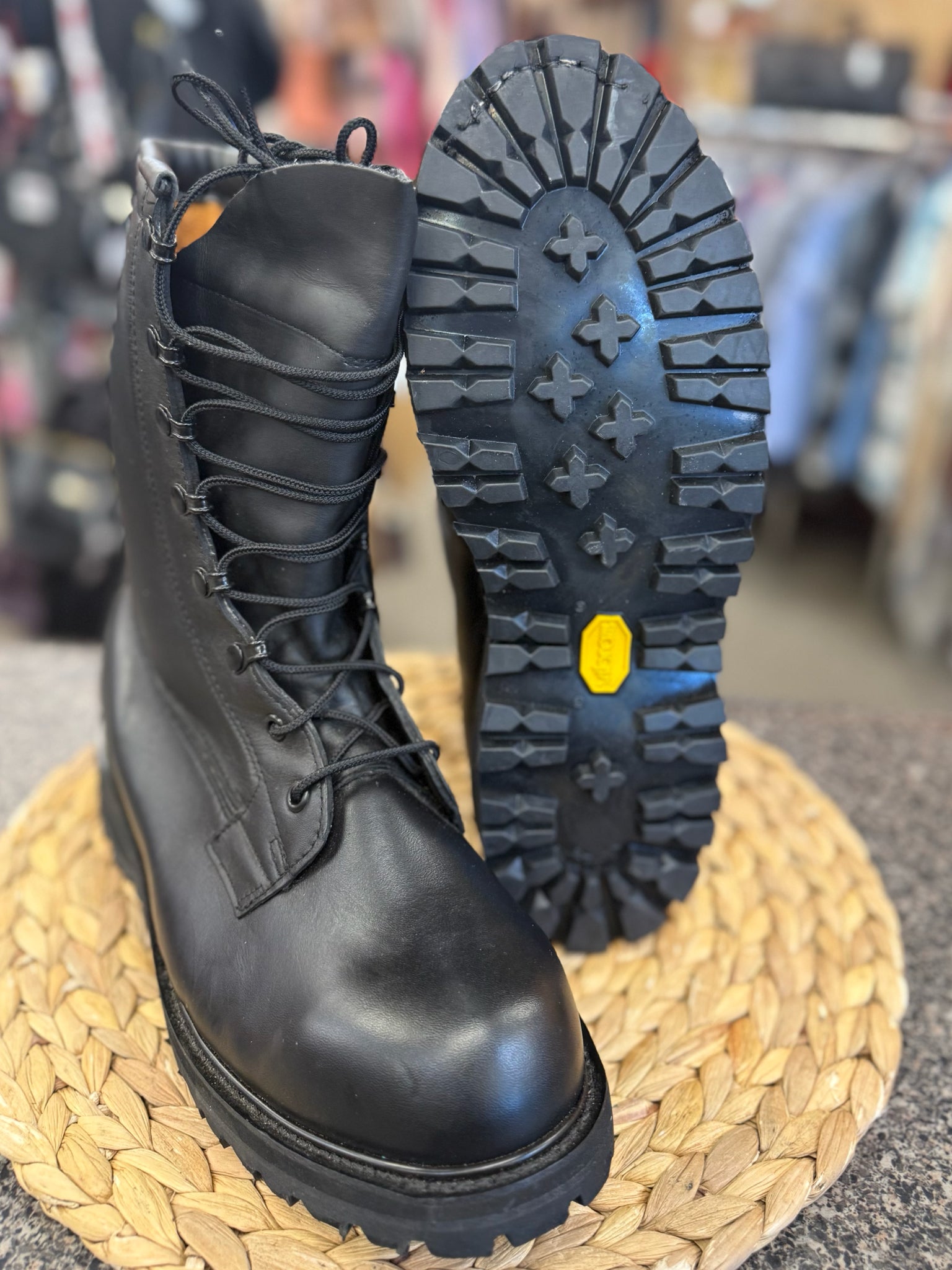 New with Tag VIBRAM Black SHOE SIZE 10 Mens Boots