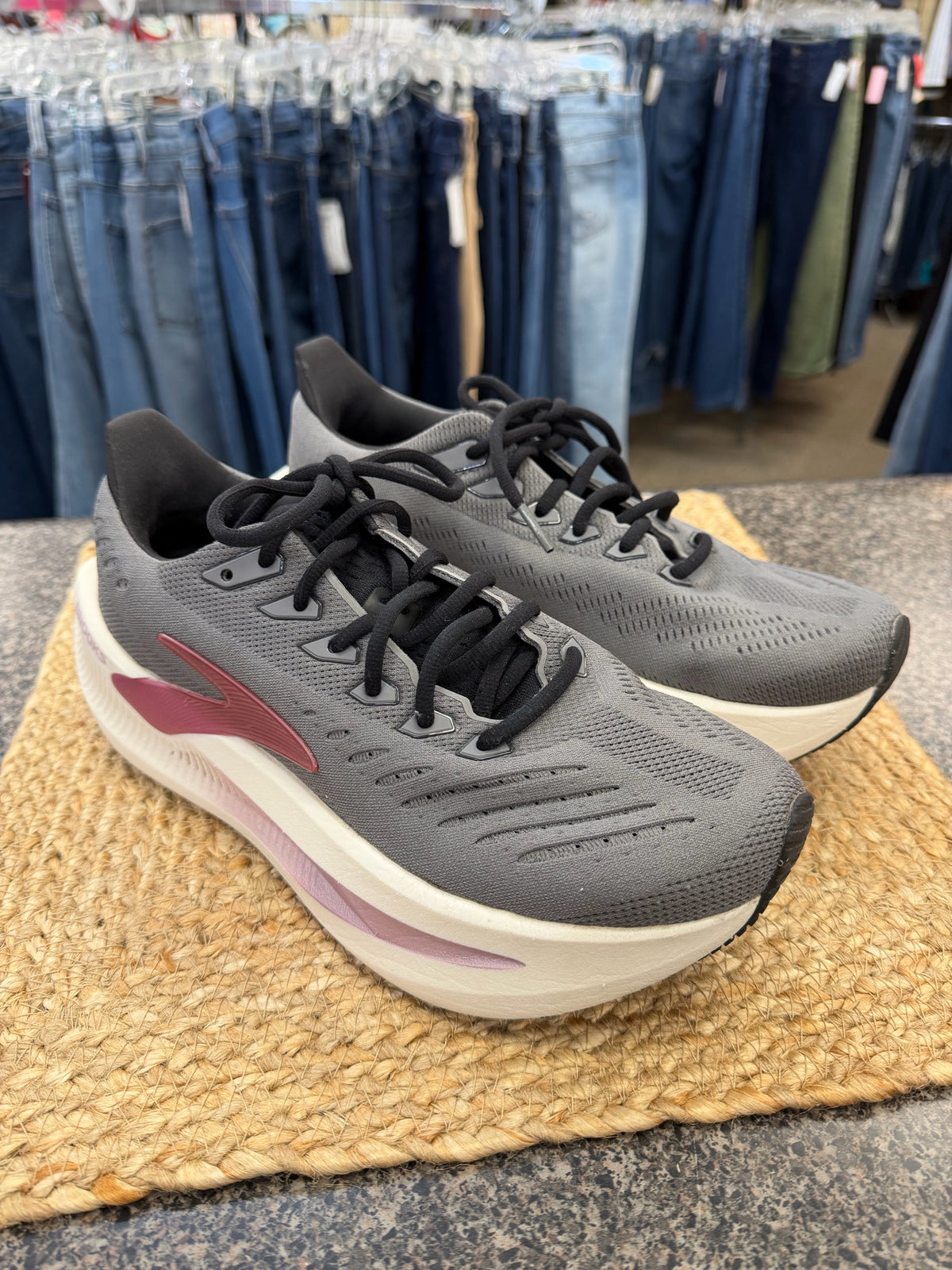 Pre-owned BROOKS Dark gray Purple Trim Size 9.5 Designer Sneaker