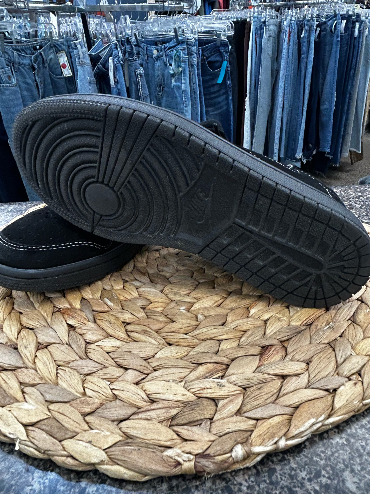 Pre-owned NIKE Black White Trim Size 6.5 Designer Sneaker