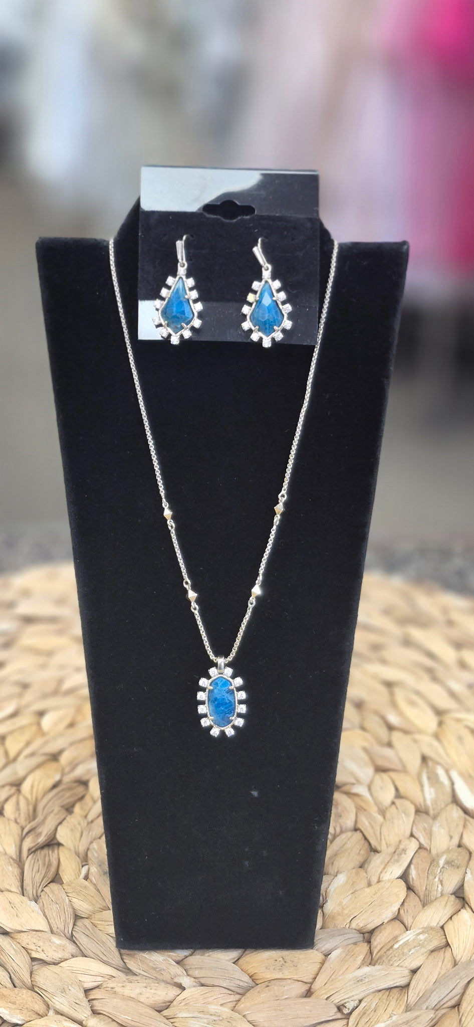 Pre-owned KENDRA SCOTT Turquoise Gold Designer Necklace Set
