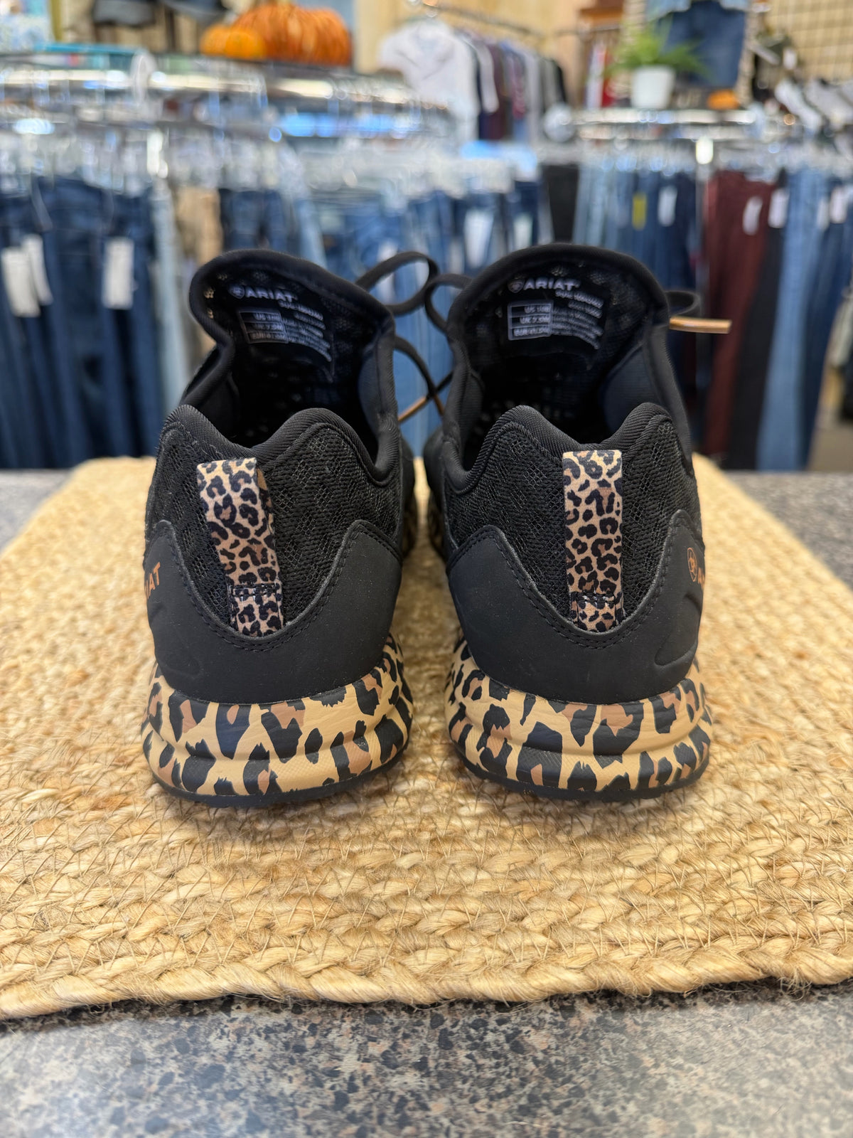 Pre-owned ARIAT Black Animal Trim Size 10 Sneaker