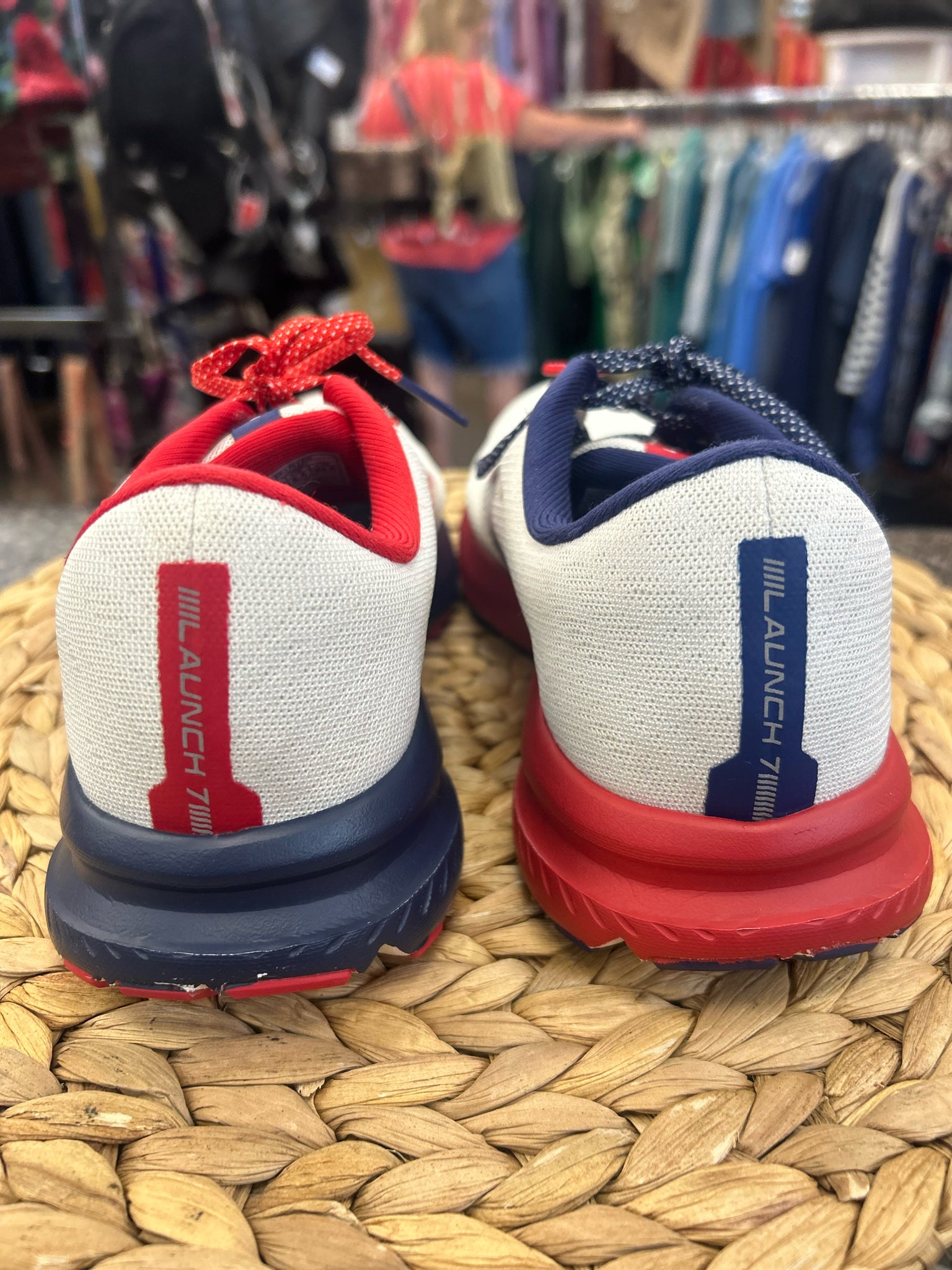 Pre-owned BROOKS White Red Trim Size 7.5 Designer Sneaker