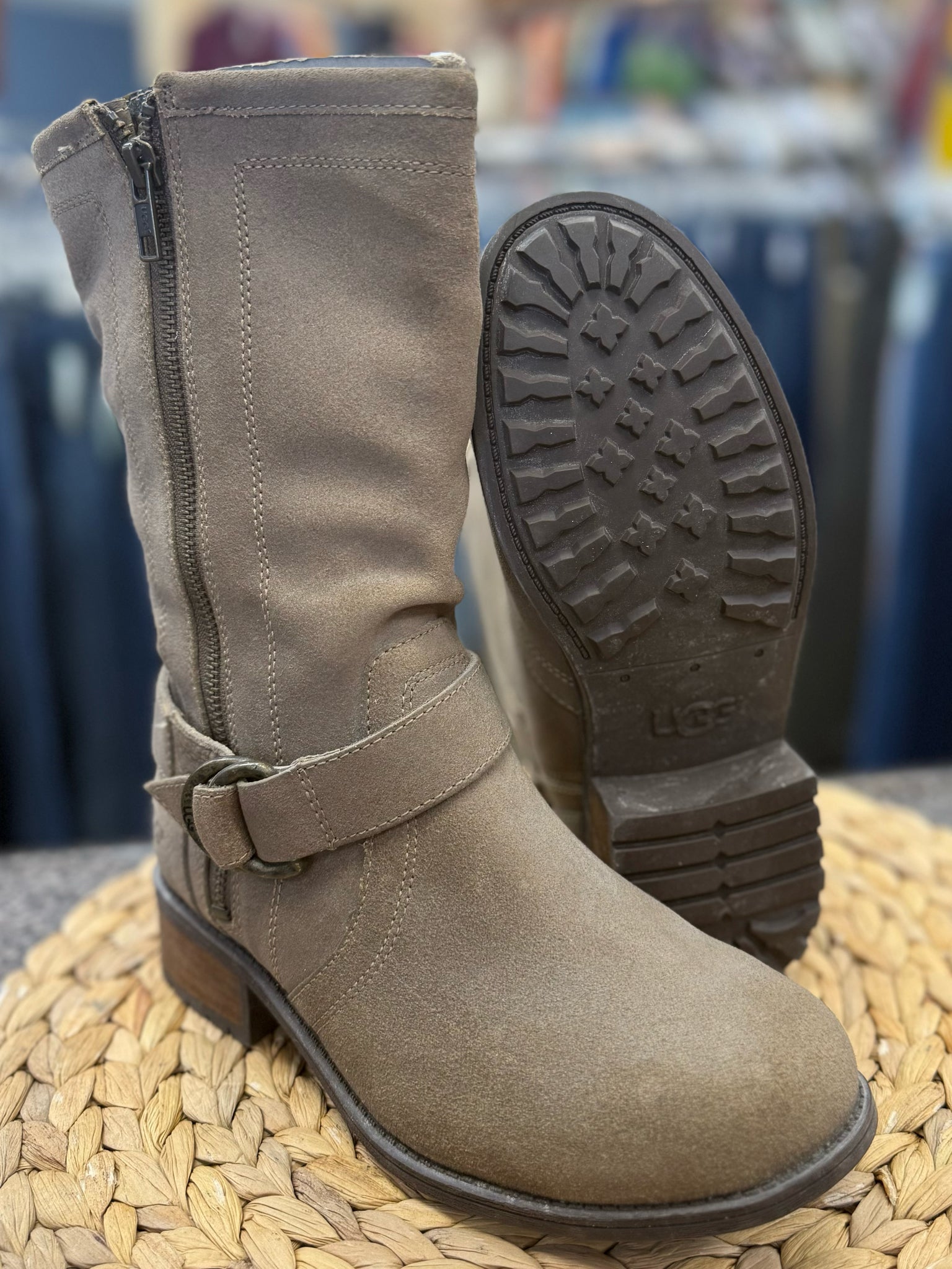 Pre-owned UGG Gray Size 7 Designer Boot