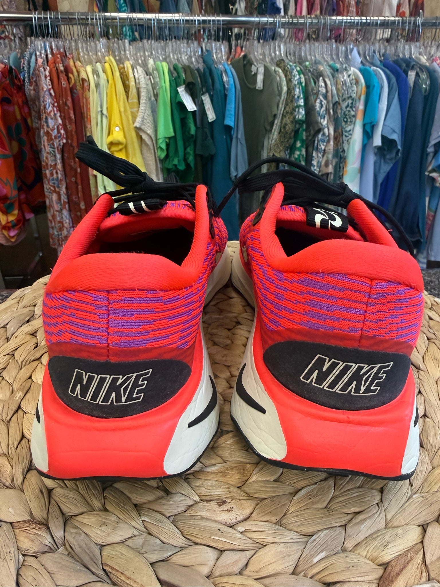 Pre-owned NIKE Neon coral Red Trim Size 7 Sneaker