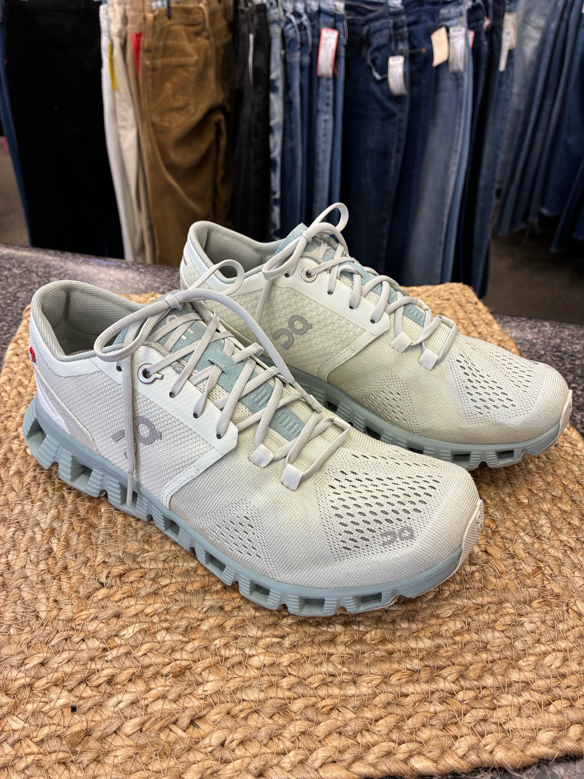 Pre-owned On Cloud Gray Teal trim Size 7 Designer Sneaker
