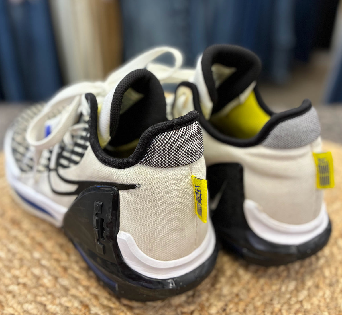 Pre-owned NIKE Off white Black Trim C-SIZE 5 Boys Sneaker