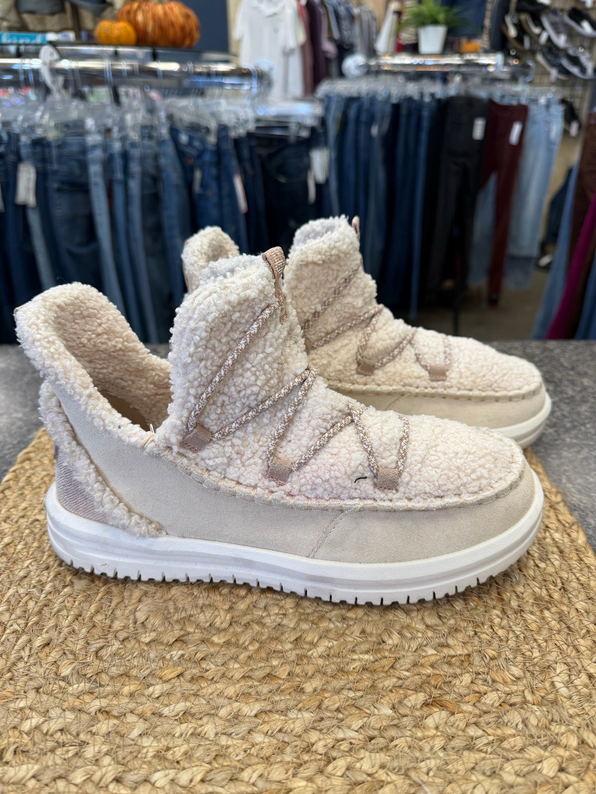 Pre-owned HEY DUDE Cream Size 9 Shoe