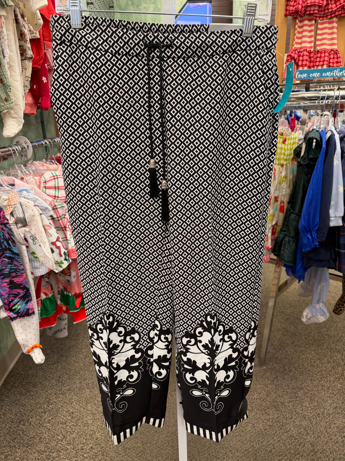 New with Tag Chico's Black Print White Size 6 Pants