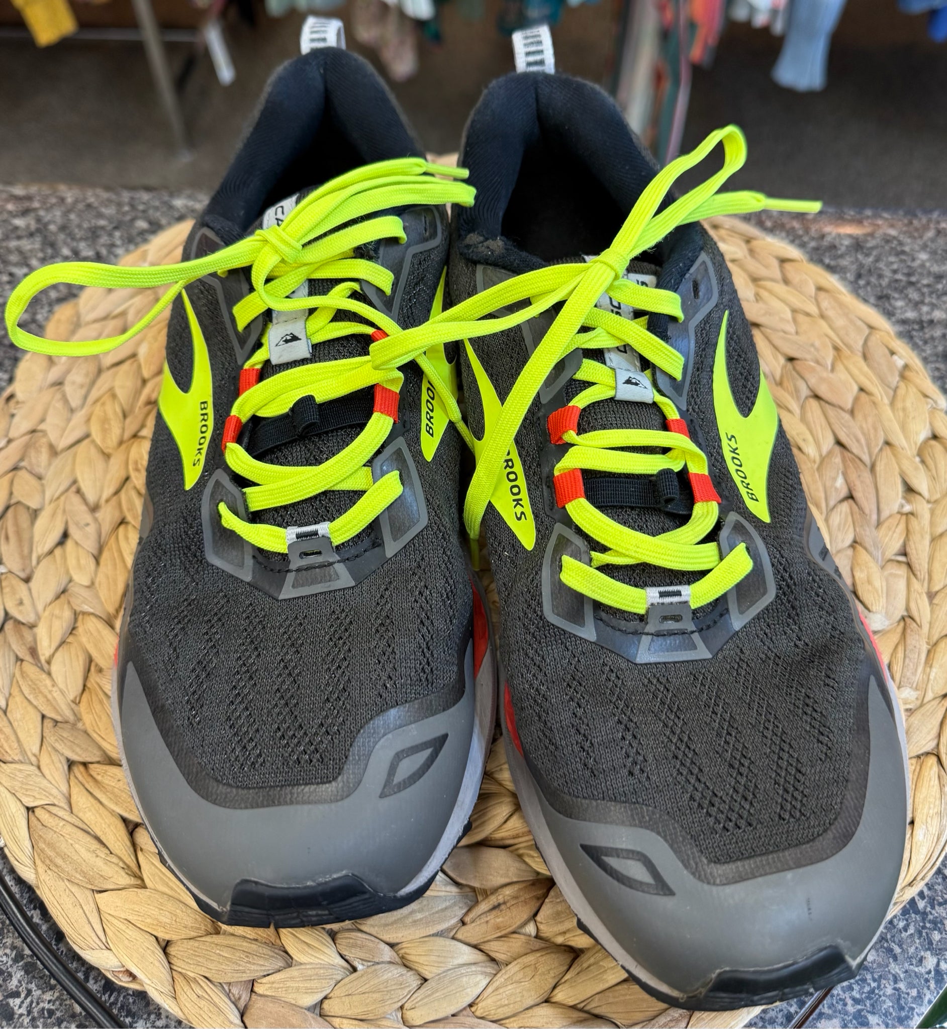 Pre-owned BROOKS Gray Neon Yellow SHOE SIZE 9.5 MENS Designer Sneaker