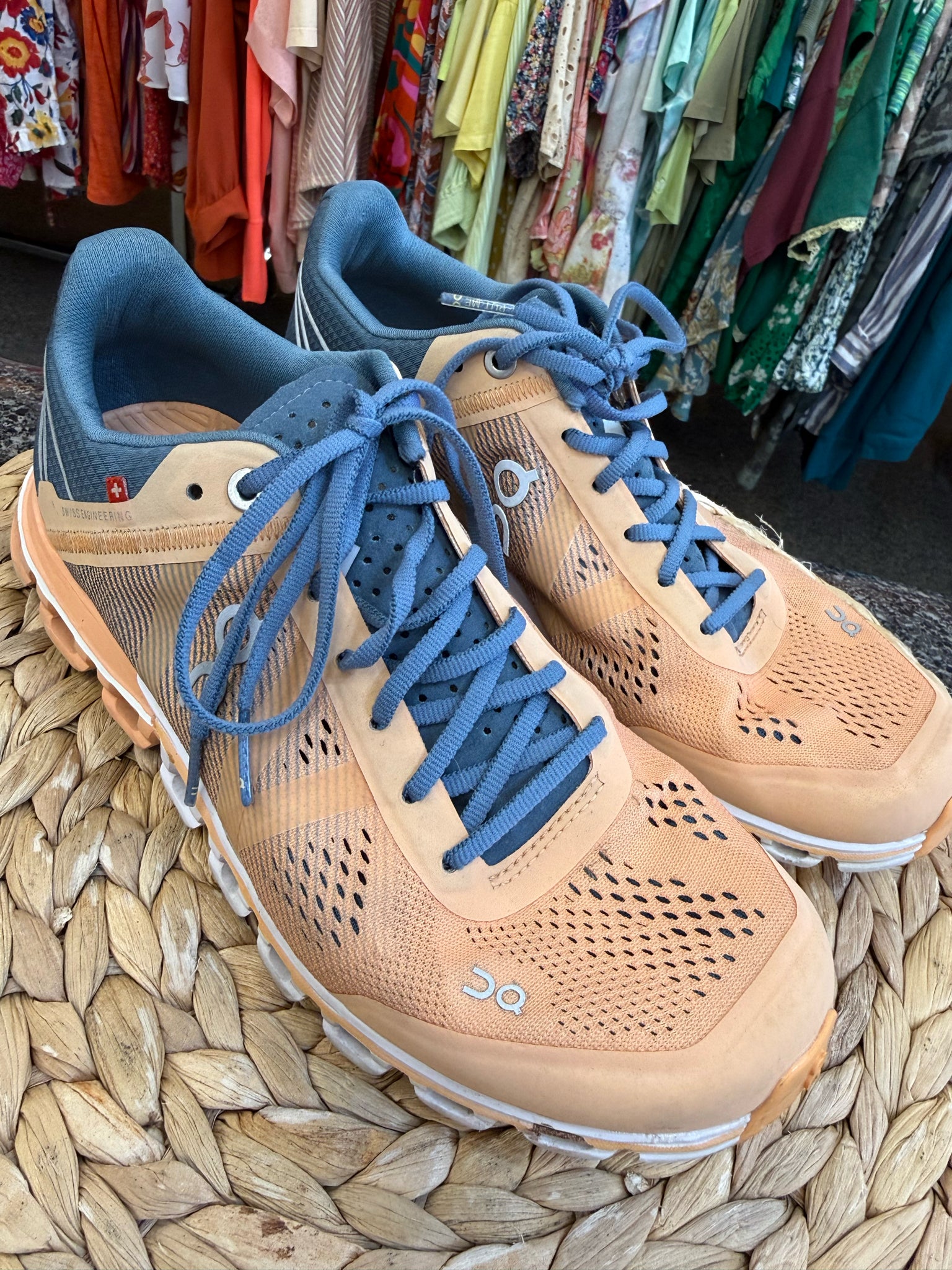 Pre-owned On Cloud Peach Dark Gray Trim Size 6 Designer Sneaker